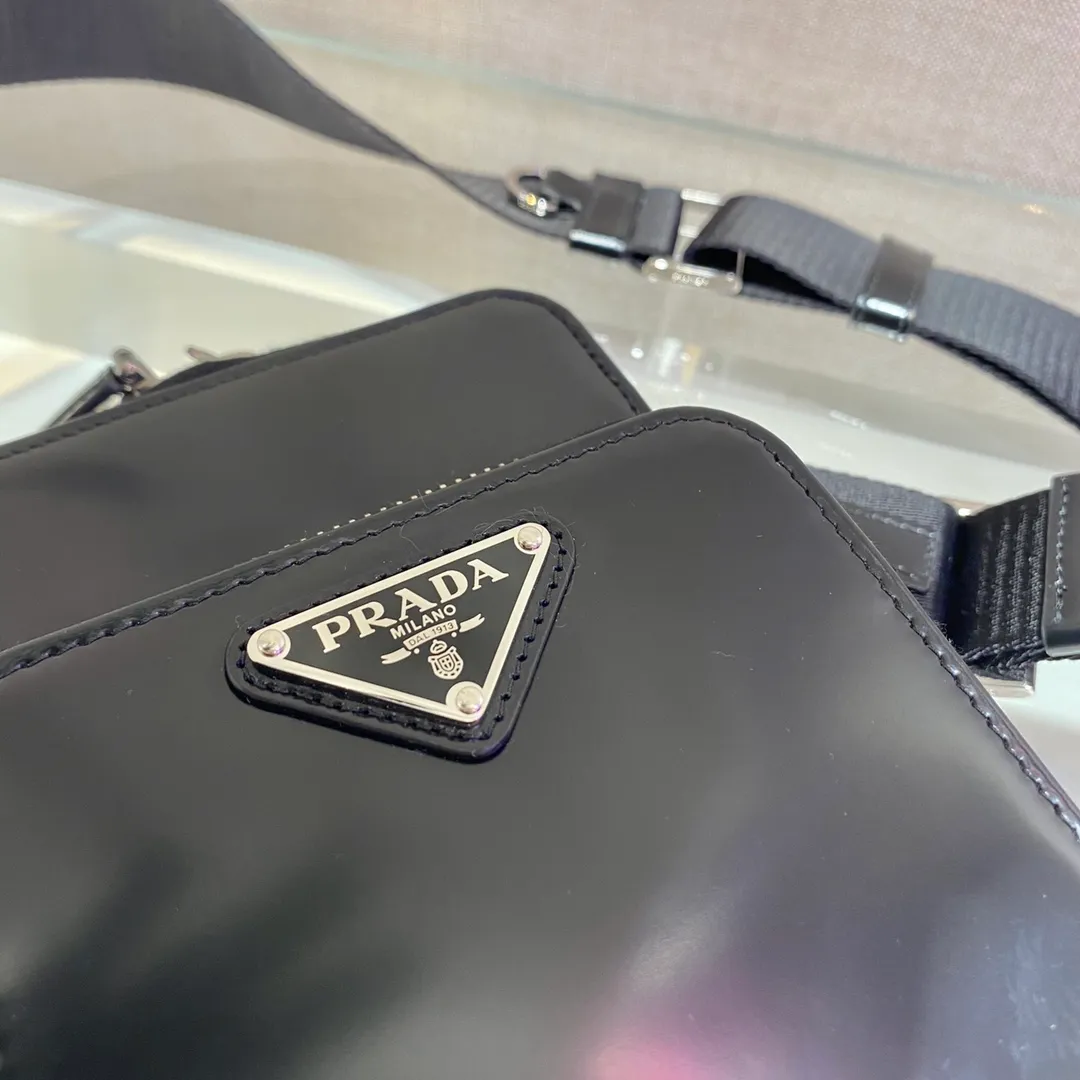 💰1020🎉New mobile phone bag🎉2ZH126 glossy This mobile phone bag is made of glossy leather and equipped with a detachable woven nylon shoulder strap. Retro glossy leather has always been favored by the luxury world. It has been the brand's iconic material since it was adopted by P. It has zipper closure and three card slots in the front pocket. The upper body effect is super cool😎. It is suitable for both men and women. It is worth owning. Get it now👏👏 Length 12x height 18 bottom 4cm🎉🎉🎉👏👏👏