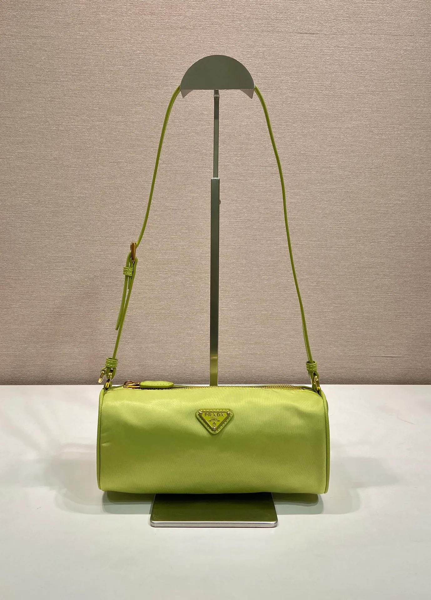 💰760🎉New armpit bag🎉1NE058🎉🎉 This regenerated nylon clutch bag brings together the P family’s classic elements in its exquisite design, with a simple and neat geometric pattern silhouette. Featuring an elegant, slim leather handle embellished with the iconic triangle pattern. Large capacity space. Baby, hurry up and get it, it is another popular style that will never go out of style👏👏 Length 22x Height 9x Bottom 7.5cm🎉🎉🎉👏👏👏