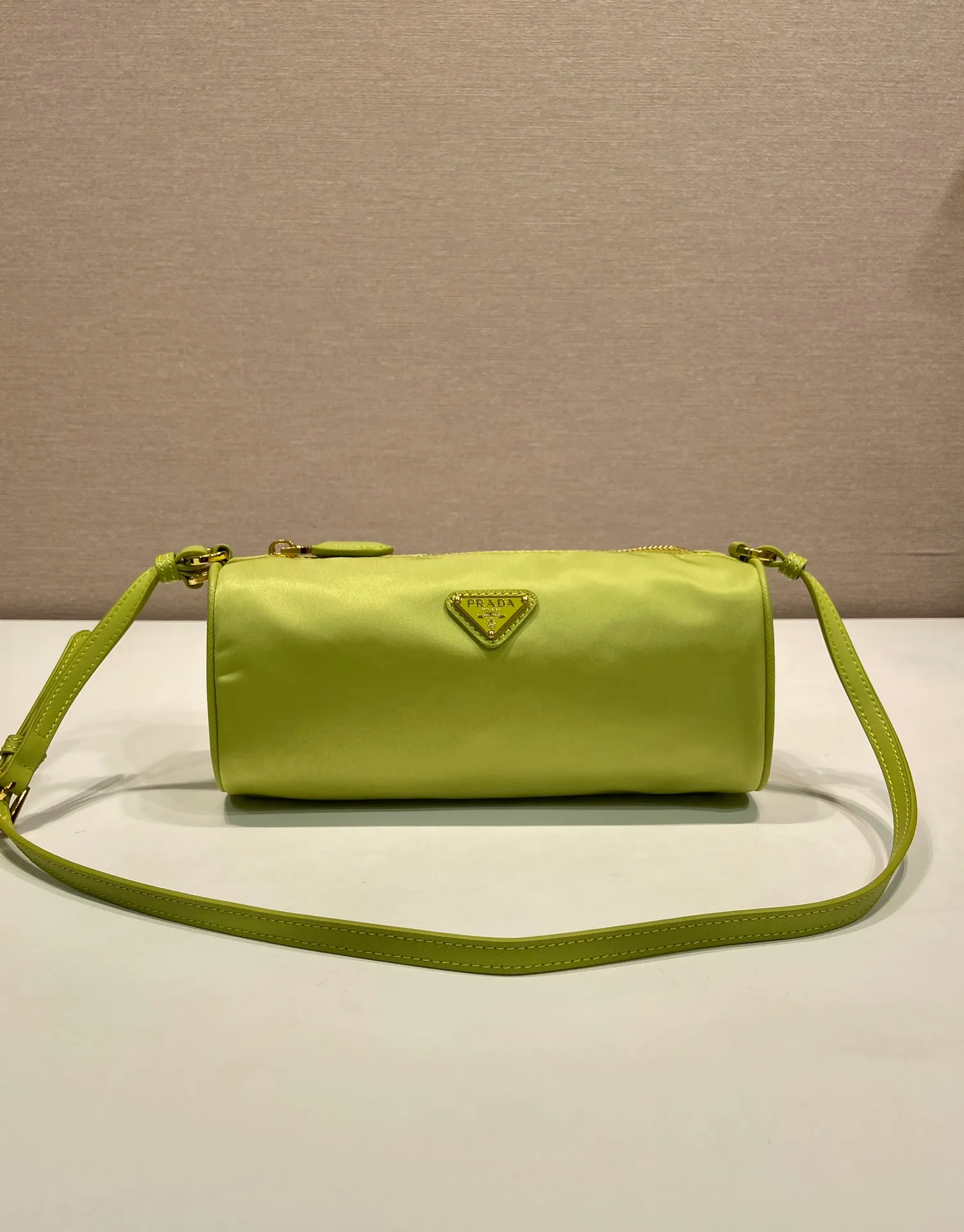 💰760🎉New armpit bag🎉1NE058🎉🎉 This regenerated nylon clutch bag brings together the P family’s classic elements in its exquisite design, with a simple and neat geometric pattern silhouette. Featuring an elegant, slim leather handle embellished with the iconic triangle pattern. Large capacity space. Baby, hurry up and get it, it is another popular style that will never go out of style👏👏 Length 22x Height 9x Bottom 7.5cm🎉🎉🎉👏👏👏