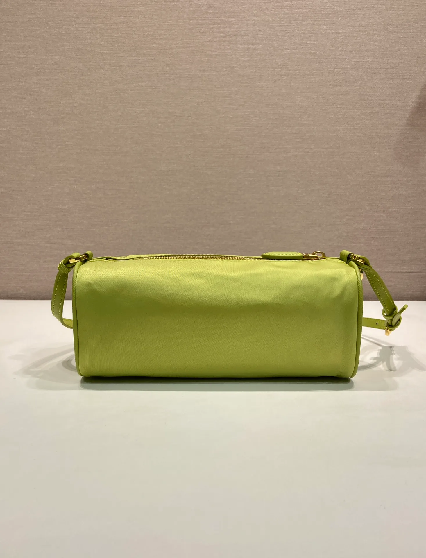 💰760🎉New armpit bag🎉1NE058🎉🎉 This regenerated nylon clutch bag brings together the P family’s classic elements in its exquisite design, with a simple and neat geometric pattern silhouette. Featuring an elegant, slim leather handle embellished with the iconic triangle pattern. Large capacity space. Baby, hurry up and get it, it is another popular style that will never go out of style👏👏 Length 22x Height 9x Bottom 7.5cm🎉🎉🎉👏👏👏