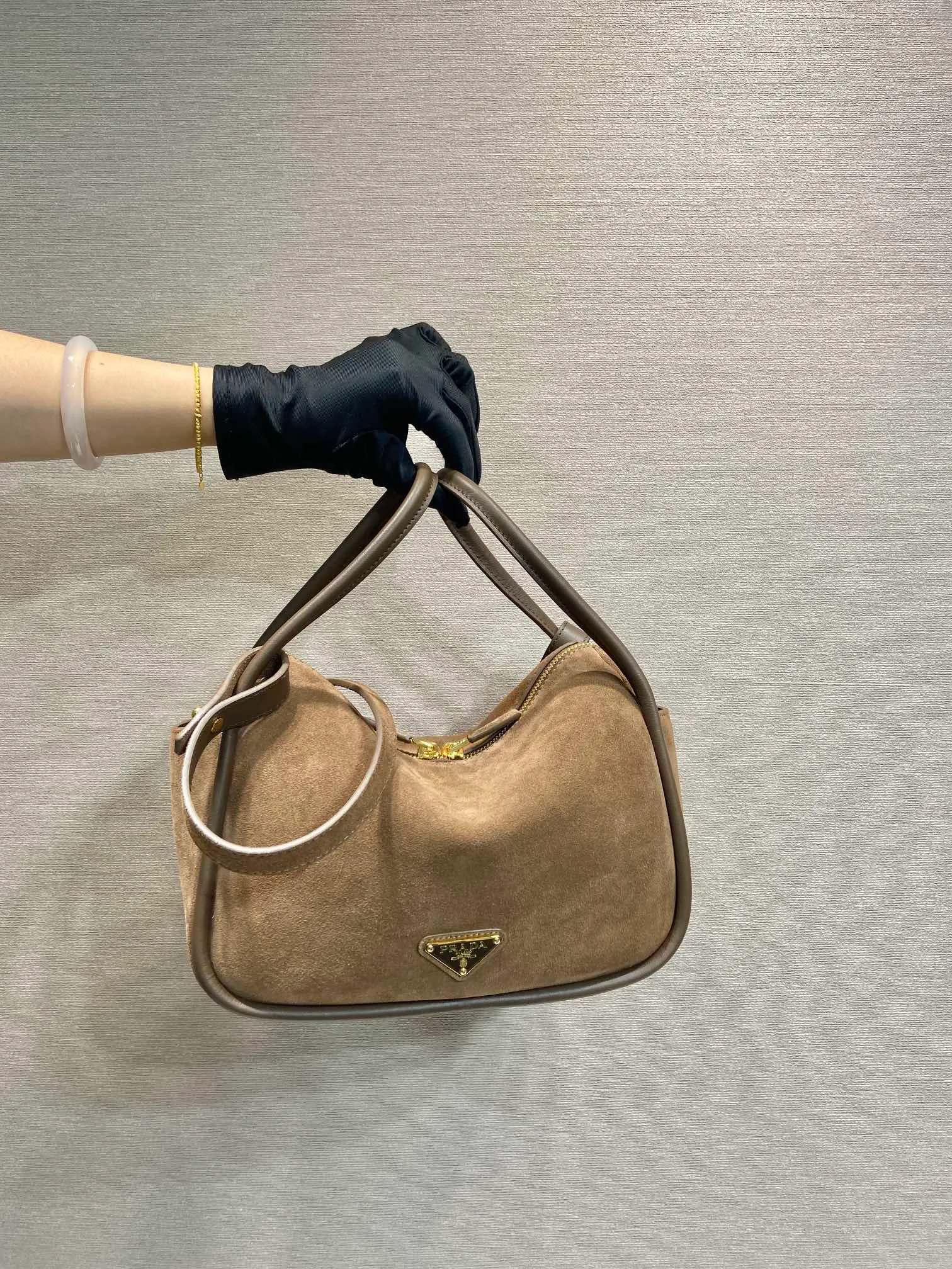 💰1440🎉New product🎉1BA451 suede🎉🎉 This handbag is made of imported suede (nubuck leather) and calfskin. It has a double-hand design, which is fashionable yet casual. It is decorated with exquisite details and metal accessories. Comes with a detachable shoulder strap. It has a large capacity, is simple and elegant, and is a popular style that will never go out of style🎉🎉 Length 25x height 18x ​​bottom 10cm🎉🎉🎉👏👏👏