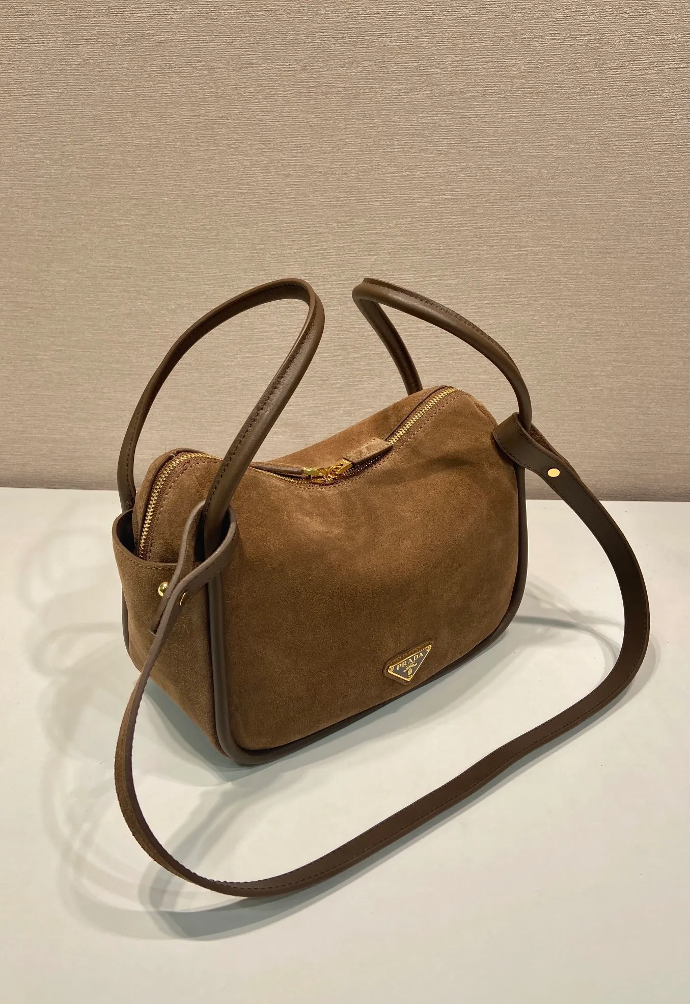 💰1440🎉New product🎉1BA451 suede🎉🎉 This handbag is made of imported suede (nubuck leather) and calfskin. It has a double-hand design, which is fashionable yet casual. It is decorated with exquisite details and metal accessories. Comes with a detachable shoulder strap. It has a large capacity, is simple and elegant, and is a popular style that will never go out of style🎉🎉 Length 25x height 18x ​​bottom 10cm🎉🎉🎉👏👏👏