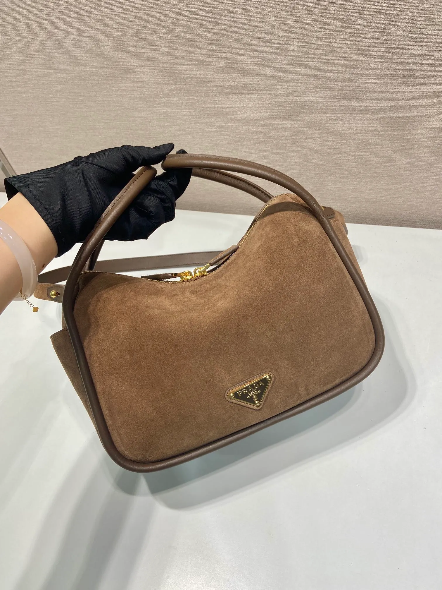 💰1440🎉New product🎉1BA451 suede🎉🎉 This handbag is made of imported suede (nubuck leather) and calfskin. It has a double-hand design, which is fashionable yet casual. It is decorated with exquisite details and metal accessories. Comes with a detachable shoulder strap. It has a large capacity, is simple and elegant, and is a popular style that will never go out of style🎉🎉 Length 25x height 18x ​​bottom 10cm🎉🎉🎉👏👏👏