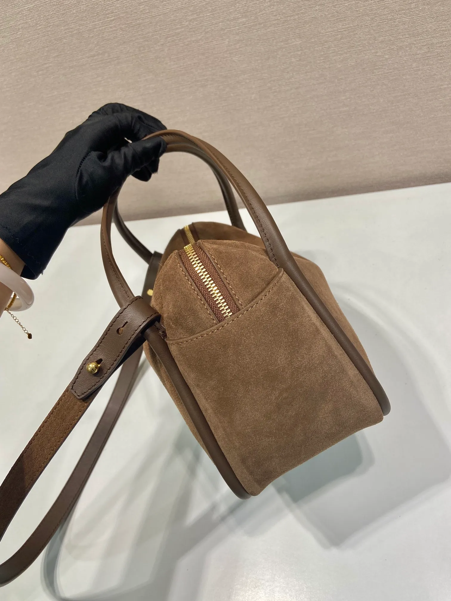 💰1440🎉New product🎉1BA451 suede🎉🎉 This handbag is made of imported suede (nubuck leather) and calfskin. It has a double-hand design, which is fashionable yet casual. It is decorated with exquisite details and metal accessories. Comes with a detachable shoulder strap. It has a large capacity, is simple and elegant, and is a popular style that will never go out of style🎉🎉 Length 25x height 18x ​​bottom 10cm🎉🎉🎉👏👏👏