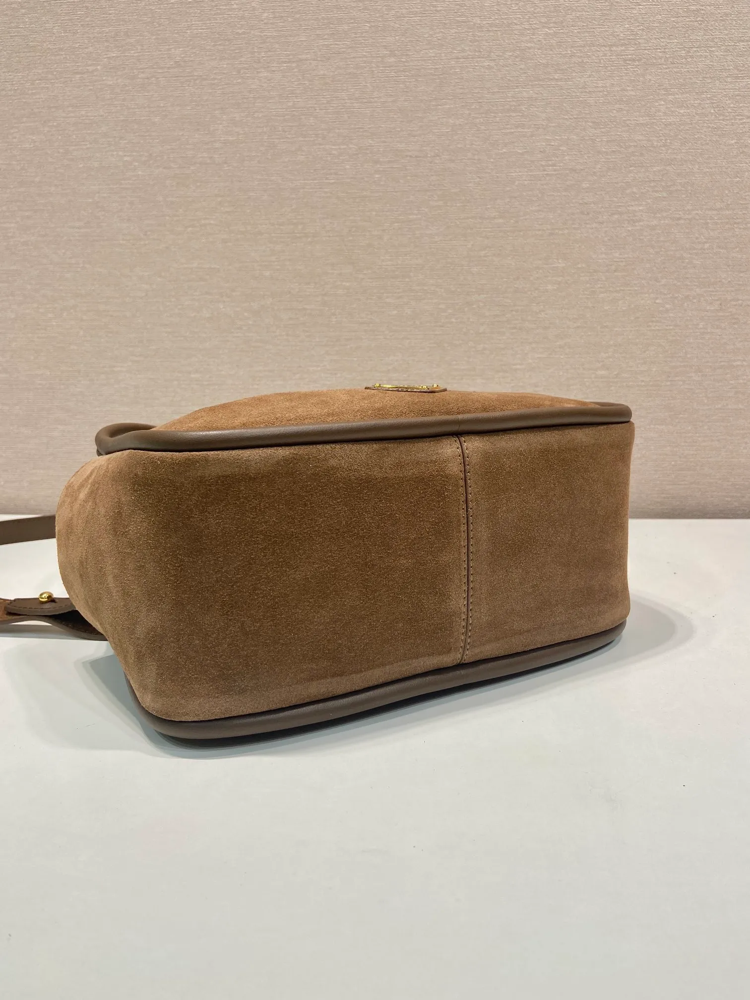 💰1440🎉New product🎉1BA451 suede🎉🎉 This handbag is made of imported suede (nubuck leather) and calfskin. It has a double-hand design, which is fashionable yet casual. It is decorated with exquisite details and metal accessories. Comes with a detachable shoulder strap. It has a large capacity, is simple and elegant, and is a popular style that will never go out of style🎉🎉 Length 25x height 18x ​​bottom 10cm🎉🎉🎉👏👏👏