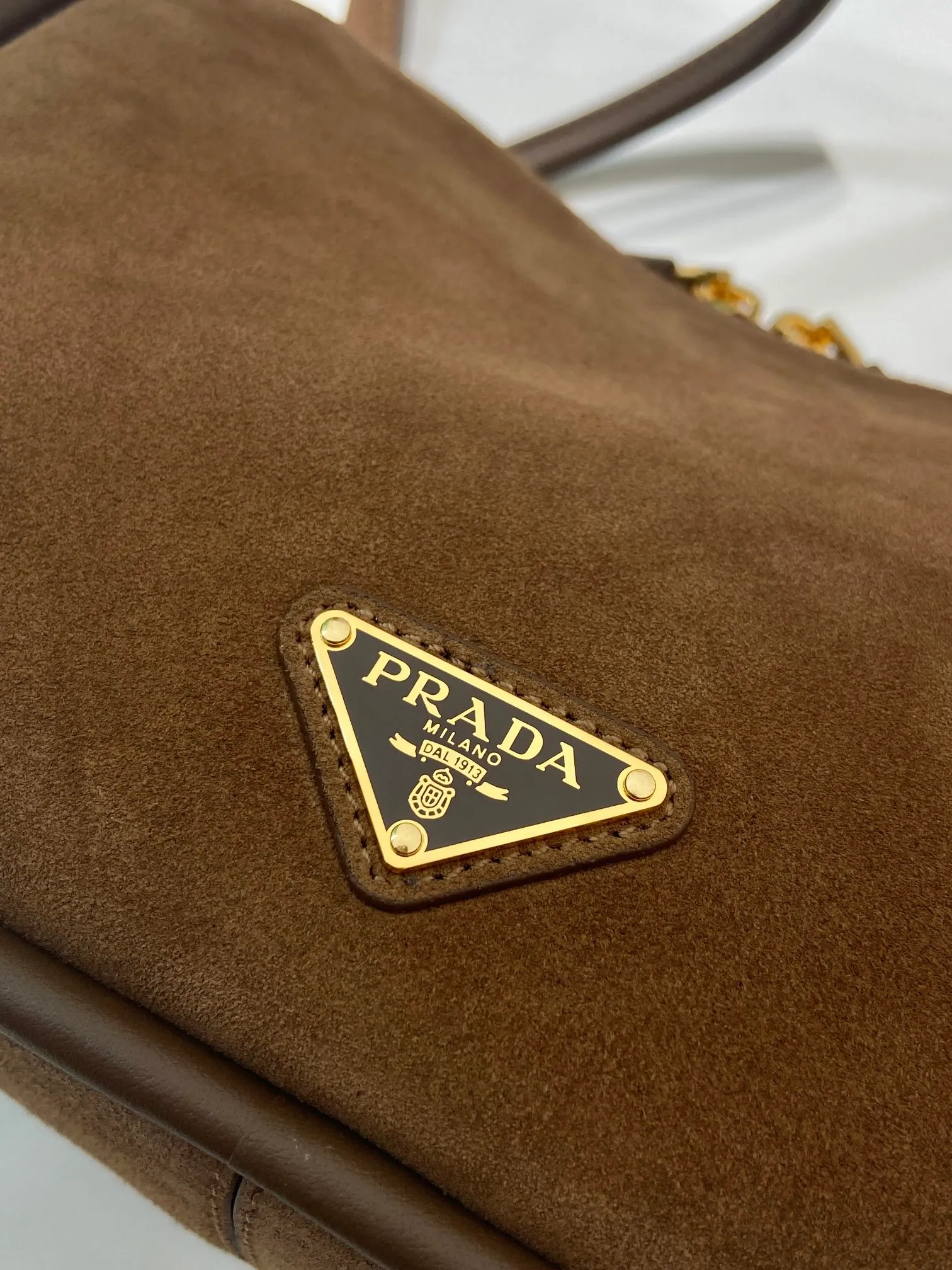 💰1440🎉New product🎉1BA451 suede🎉🎉 This handbag is made of imported suede (nubuck leather) and calfskin. It has a double-hand design, which is fashionable yet casual. It is decorated with exquisite details and metal accessories. Comes with a detachable shoulder strap. It has a large capacity, is simple and elegant, and is a popular style that will never go out of style🎉🎉 Length 25x height 18x ​​bottom 10cm🎉🎉🎉👏👏👏