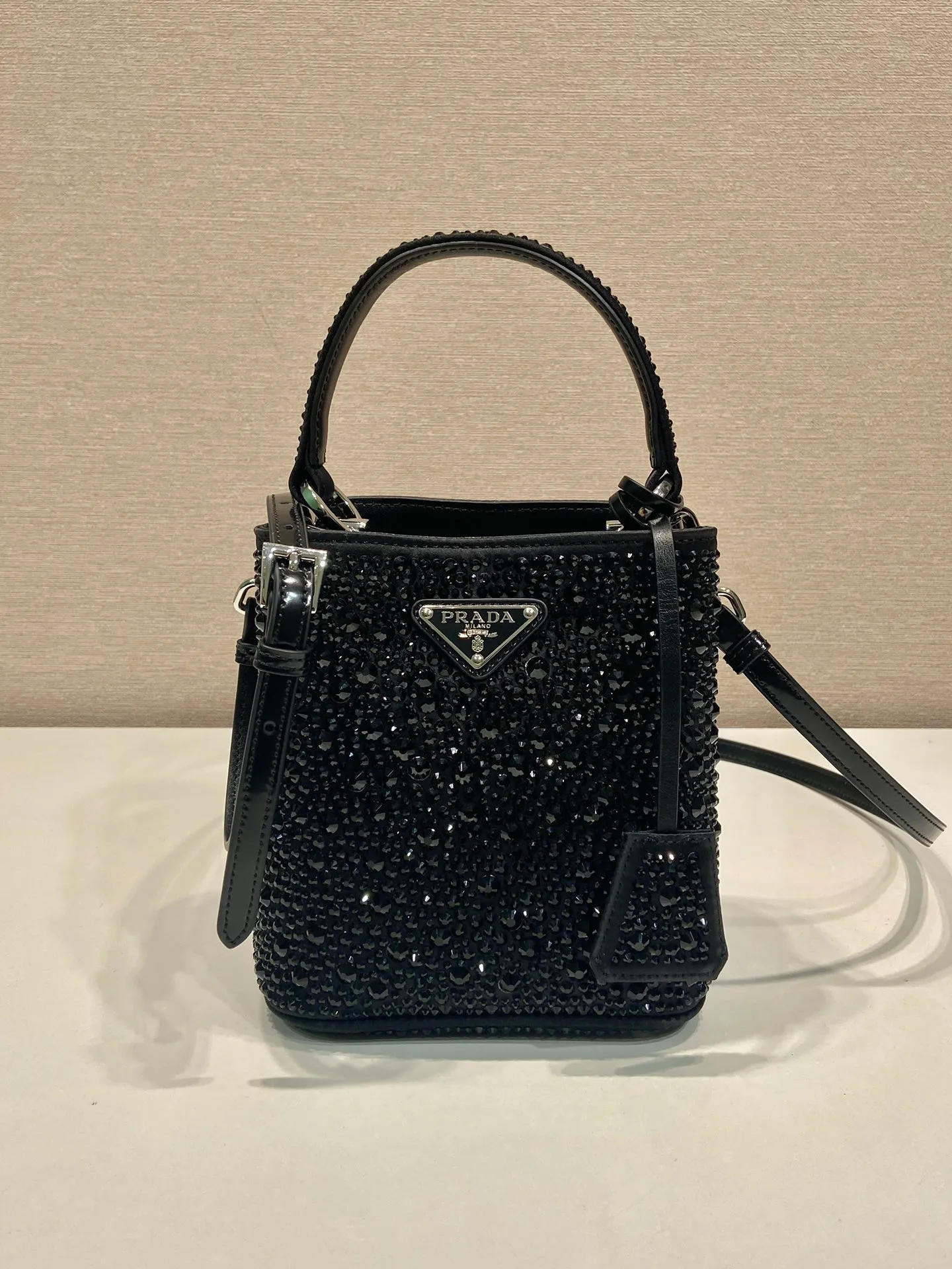 💰1700🎉Crystal Bucket Bag🎉1BA373 Crystal Bag🎉🎉 This elegant Panier handbag is covered with imitation crystals, shining like jewelry. The detachable shoulder strap design makes it easy to change the shape at will. It can be carried by hand/shoulder strap/crossbody. It has large space capacity and strong practicality. Another popular style that will never go out of style🎉🎉Babies, hurry up and get it🎉🎉 Length 15x height 16x base 9.5cm🎉🎉🎉🍊🍊🍊