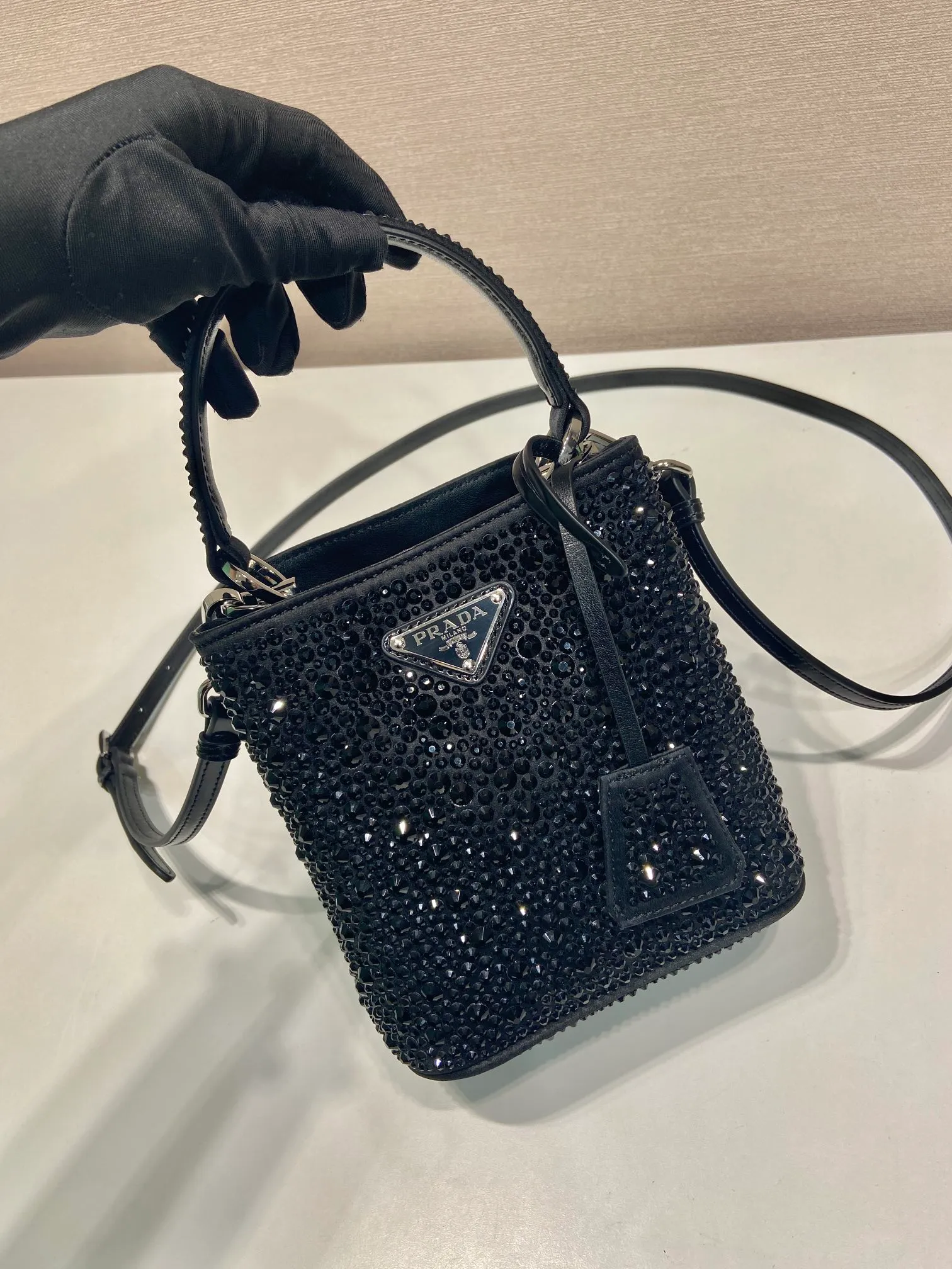 💰1700🎉Crystal Bucket Bag🎉1BA373 Crystal Bag🎉🎉 This elegant Panier handbag is covered with imitation crystals, shining like jewelry. The detachable shoulder strap design makes it easy to change the shape at will. It can be carried by hand/shoulder strap/crossbody. It has large space capacity and strong practicality. Another popular style that will never go out of style🎉🎉Babies, hurry up and get it🎉🎉 Length 15x height 16x base 9.5cm🎉🎉🎉🍊🍊🍊
