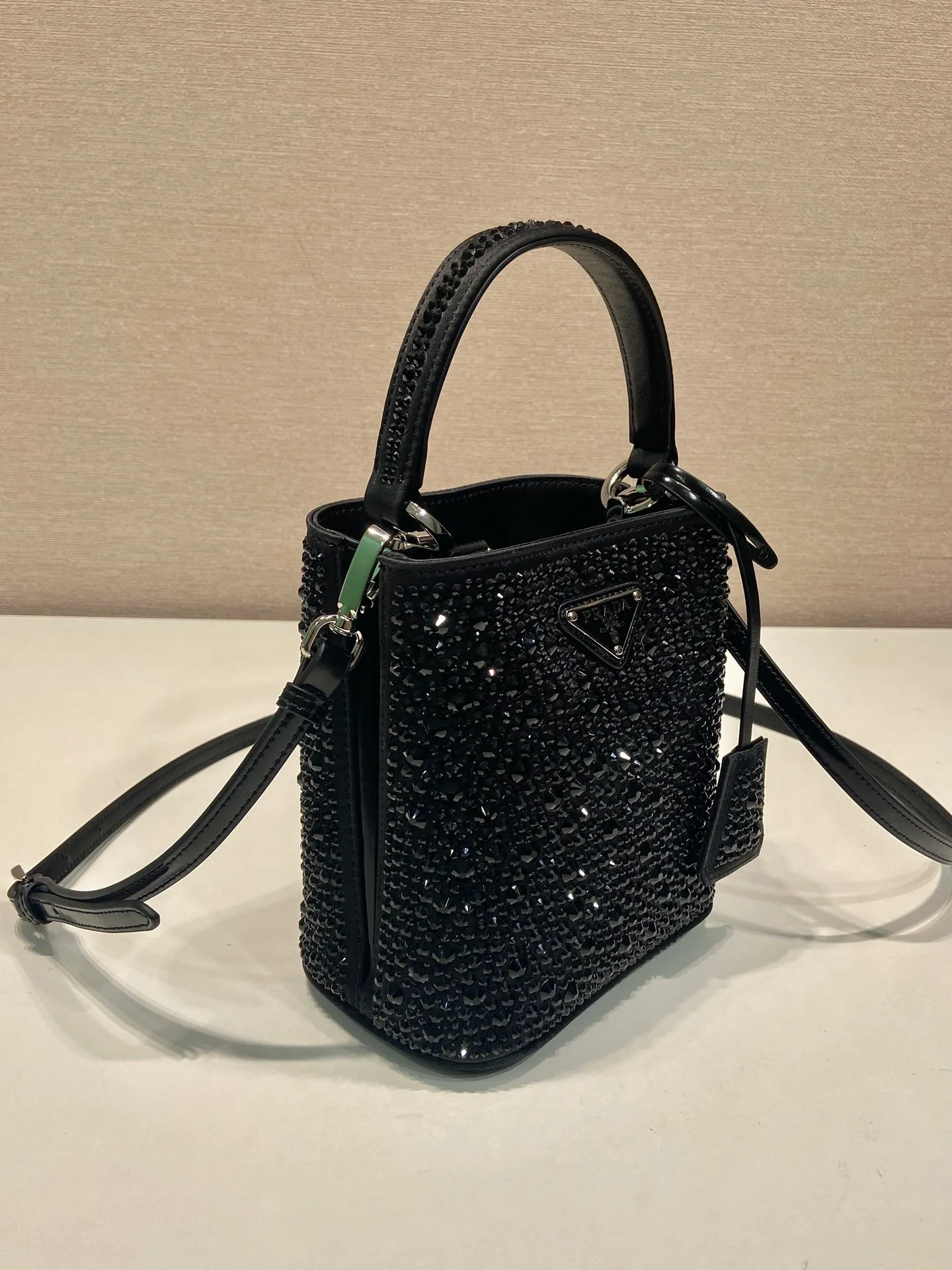 💰1700🎉Crystal Bucket Bag🎉1BA373 Crystal Bag🎉🎉 This elegant Panier handbag is covered with imitation crystals, shining like jewelry. The detachable shoulder strap design makes it easy to change the shape at will. It can be carried by hand/shoulder strap/crossbody. It has large space capacity and strong practicality. Another popular style that will never go out of style🎉🎉Babies, hurry up and get it🎉🎉 Length 15x height 16x base 9.5cm🎉🎉🎉🍊🍊🍊