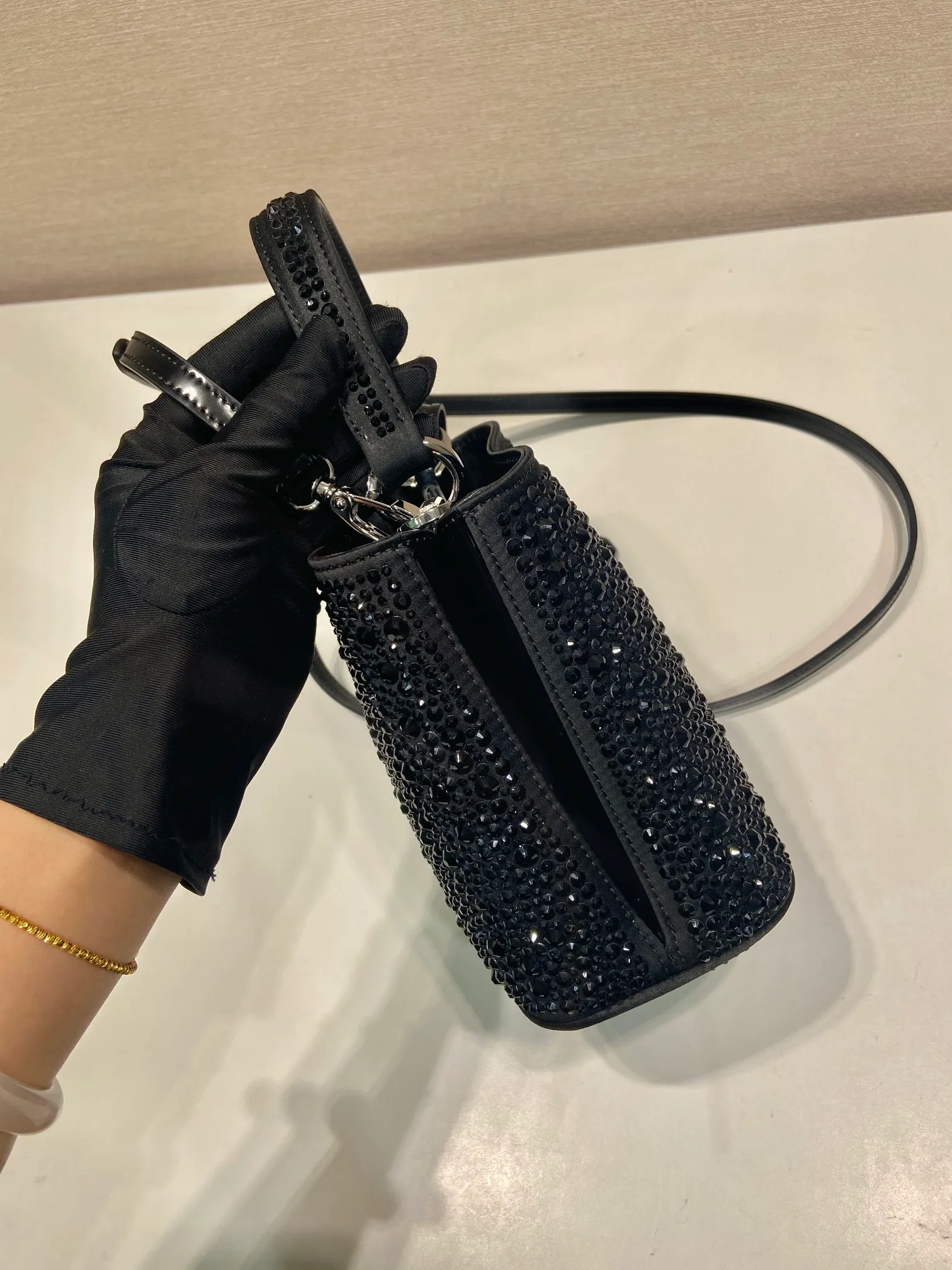 💰1700🎉Crystal Bucket Bag🎉1BA373 Crystal Bag🎉🎉 This elegant Panier handbag is covered with imitation crystals, shining like jewelry. The detachable shoulder strap design makes it easy to change the shape at will. It can be carried by hand/shoulder strap/crossbody. It has large space capacity and strong practicality. Another popular style that will never go out of style🎉🎉Babies, hurry up and get it🎉🎉 Length 15x height 16x base 9.5cm🎉🎉🎉🍊🍊🍊