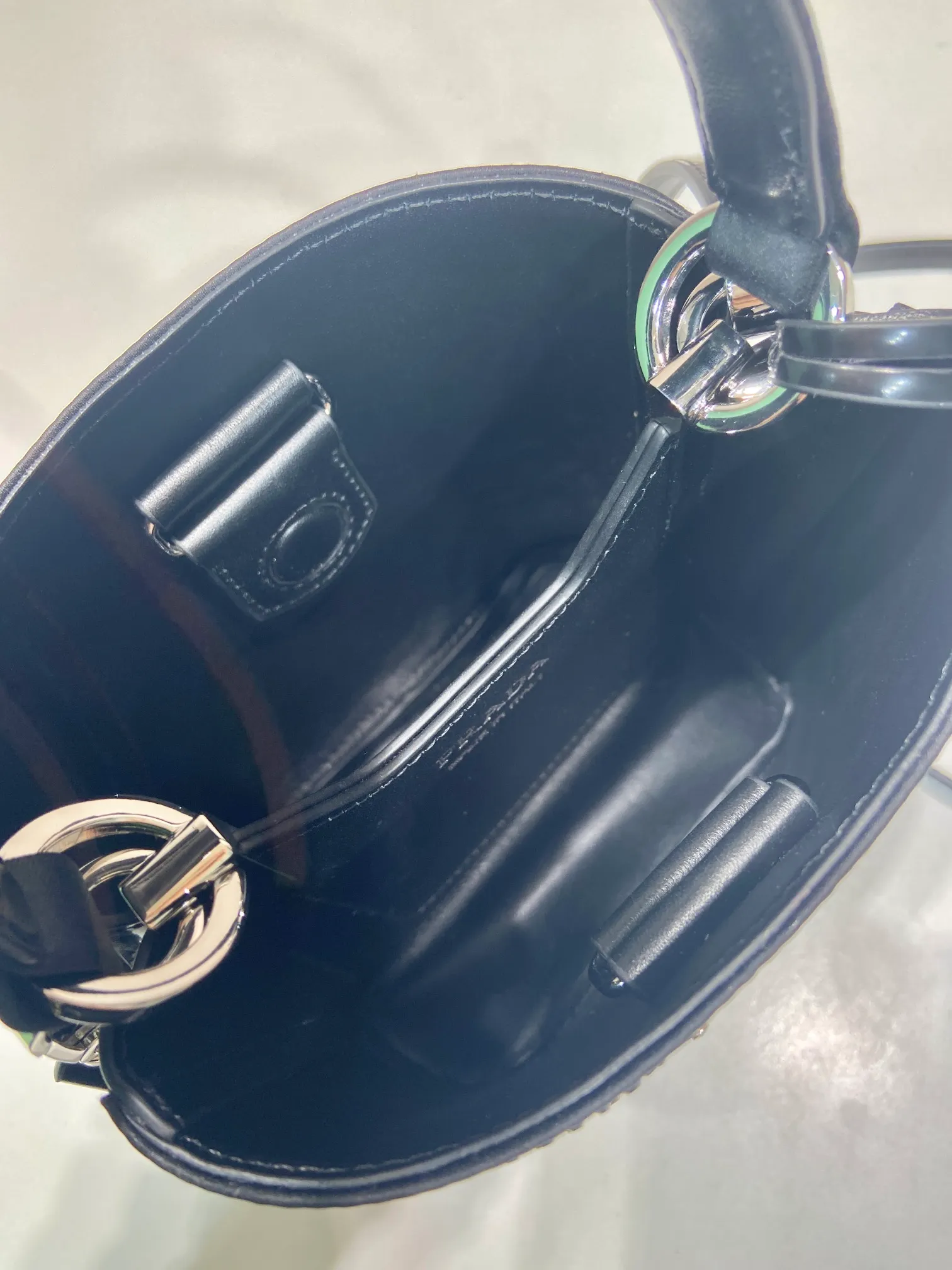 💰1700🎉Crystal Bucket Bag🎉1BA373 Crystal Bag🎉🎉 This elegant Panier handbag is covered with imitation crystals, shining like jewelry. The detachable shoulder strap design makes it easy to change the shape at will. It can be carried by hand/shoulder strap/crossbody. It has large space capacity and strong practicality. Another popular style that will never go out of style🎉🎉Babies, hurry up and get it🎉🎉 Length 15x height 16x base 9.5cm🎉🎉🎉🍊🍊🍊