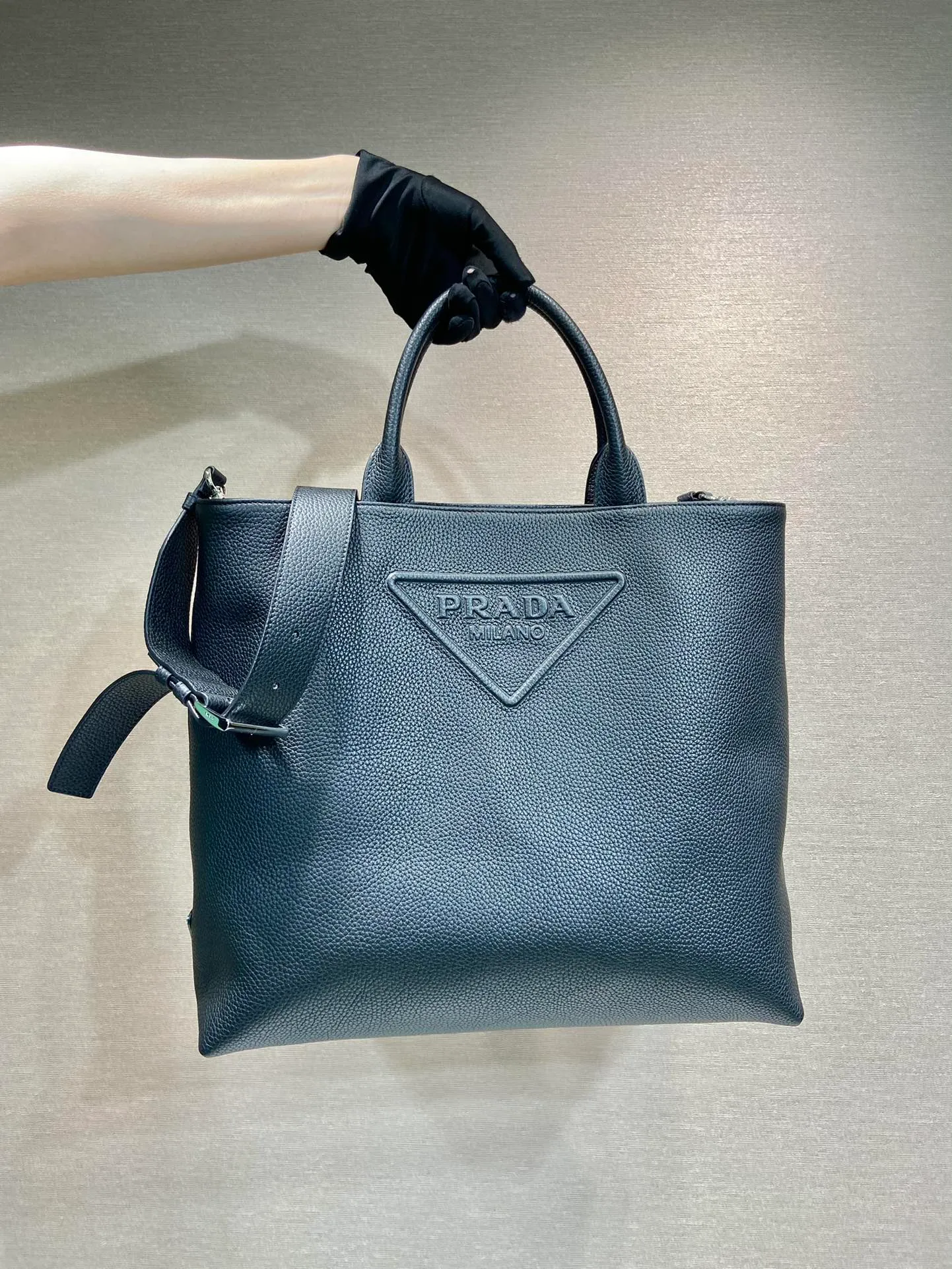 💰1900🎉New tote bag🎉2VG109🎉🎉 This soft tote bag interprets the versatile simple design. The main body is wrapped in a triangle with the engraved logo, subtly decorating the body of the bag. Adjustable long leather shoulder strap, spacious interior zipped pocket. The functionality must be strong, and the upper body effect is cool and casual🎉🎉Affordable for short business trips/daily use👏 Length 39x Height 35x Bottom 14cm🎉🎉🎉🍊🍊🍊