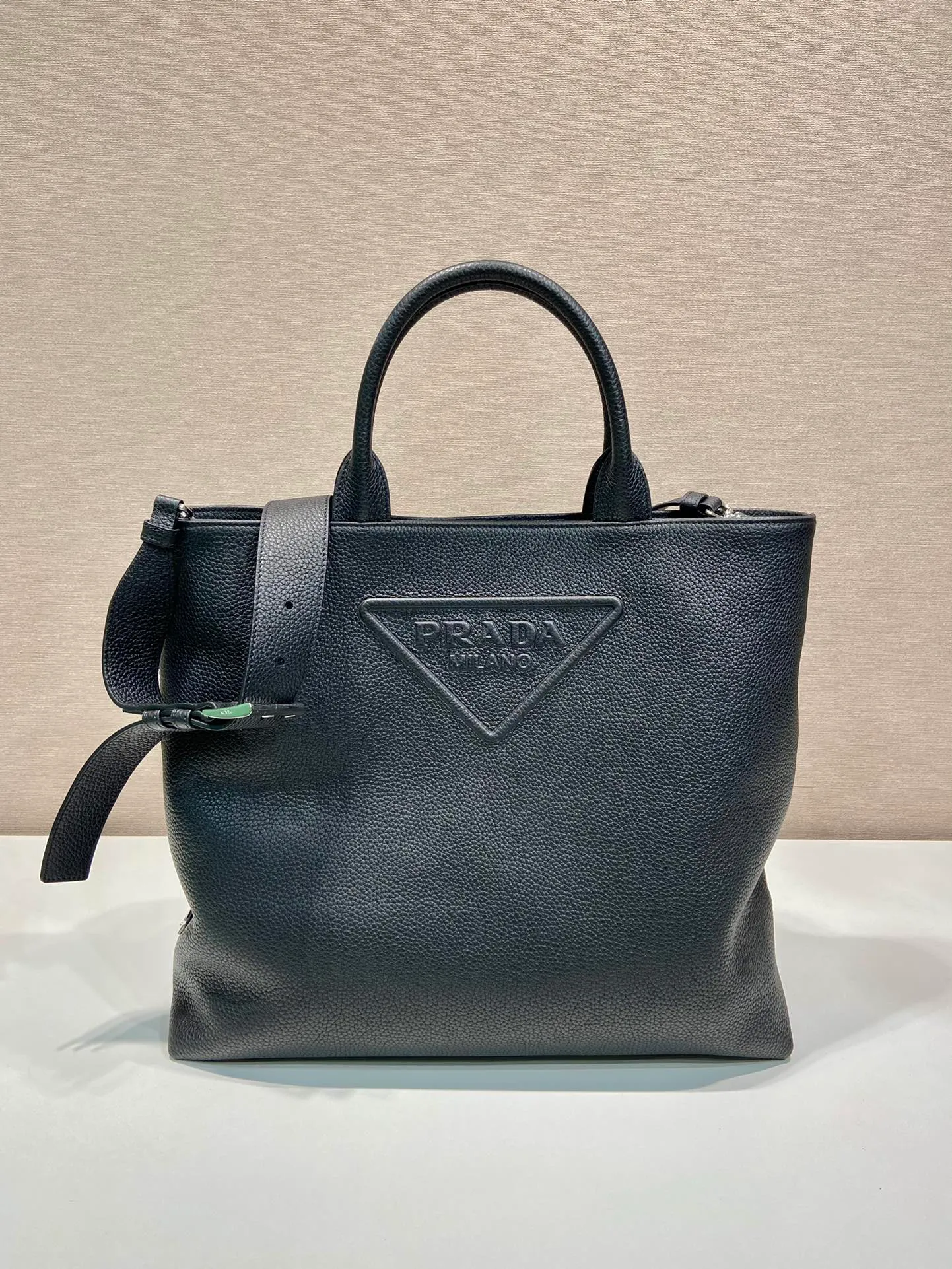 💰1900🎉New tote bag🎉2VG109🎉🎉 This soft tote bag interprets the versatile simple design. The main body is wrapped in a triangle with the engraved logo, subtly decorating the body of the bag. Adjustable long leather shoulder strap, spacious interior zipped pocket. The functionality must be strong, and the upper body effect is cool and casual🎉🎉Affordable for short business trips/daily use👏 Length 39x Height 35x Bottom 14cm🎉🎉🎉🍊🍊🍊