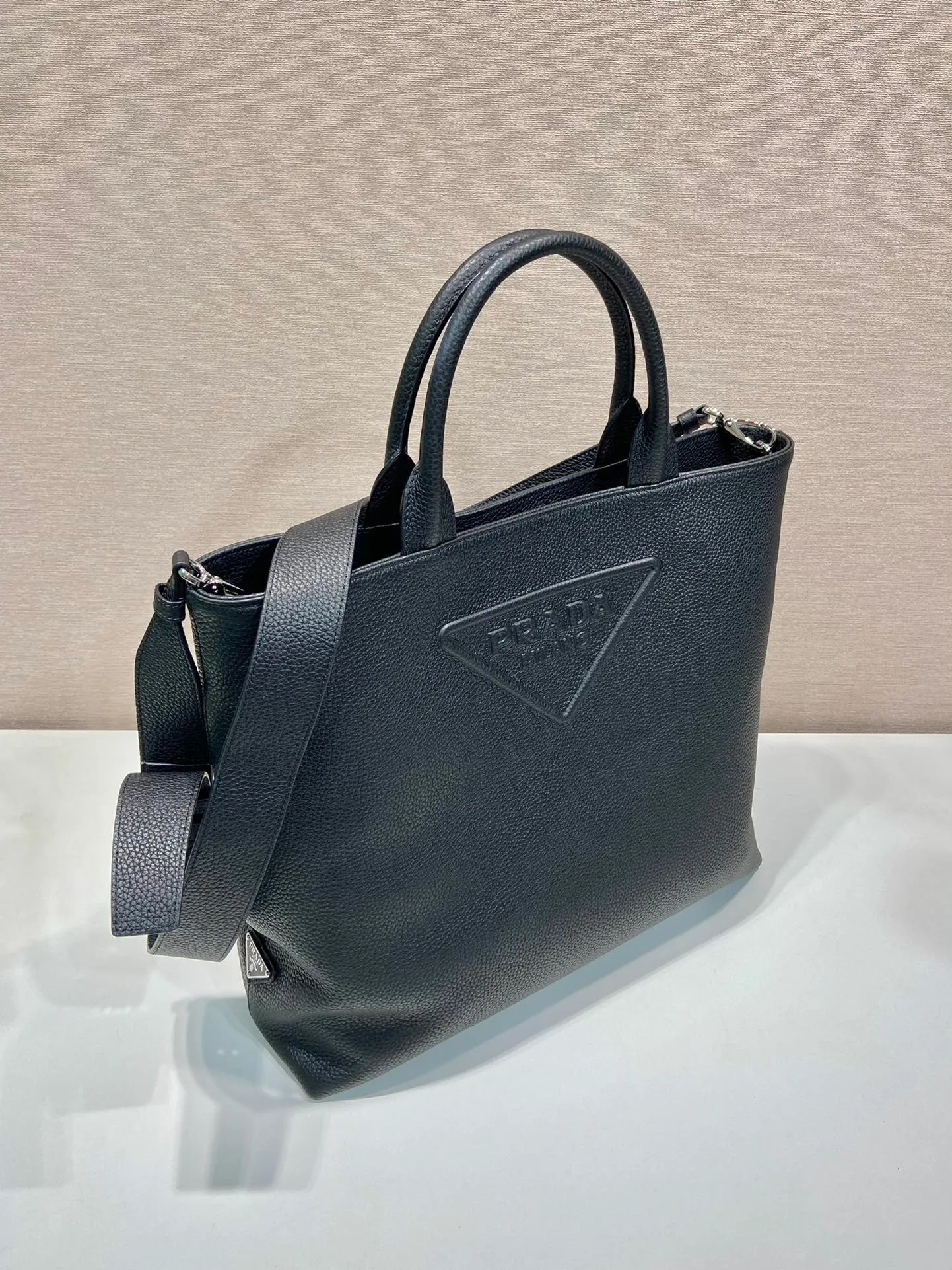 💰1900🎉New tote bag🎉2VG109🎉🎉 This soft tote bag interprets the versatile simple design. The main body is wrapped in a triangle with the engraved logo, subtly decorating the body of the bag. Adjustable long leather shoulder strap, spacious interior zipped pocket. The functionality must be strong, and the upper body effect is cool and casual🎉🎉Affordable for short business trips/daily use👏 Length 39x Height 35x Bottom 14cm🎉🎉🎉🍊🍊🍊