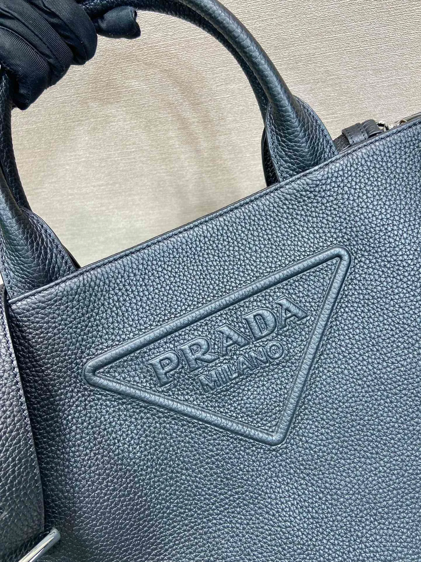 💰1900🎉New tote bag🎉2VG109🎉🎉 This soft tote bag interprets the versatile simple design. The main body is wrapped in a triangle with the engraved logo, subtly decorating the body of the bag. Adjustable long leather shoulder strap, spacious interior zipped pocket. The functionality must be strong, and the upper body effect is cool and casual🎉🎉Affordable for short business trips/daily use👏 Length 39x Height 35x Bottom 14cm🎉🎉🎉🍊🍊🍊