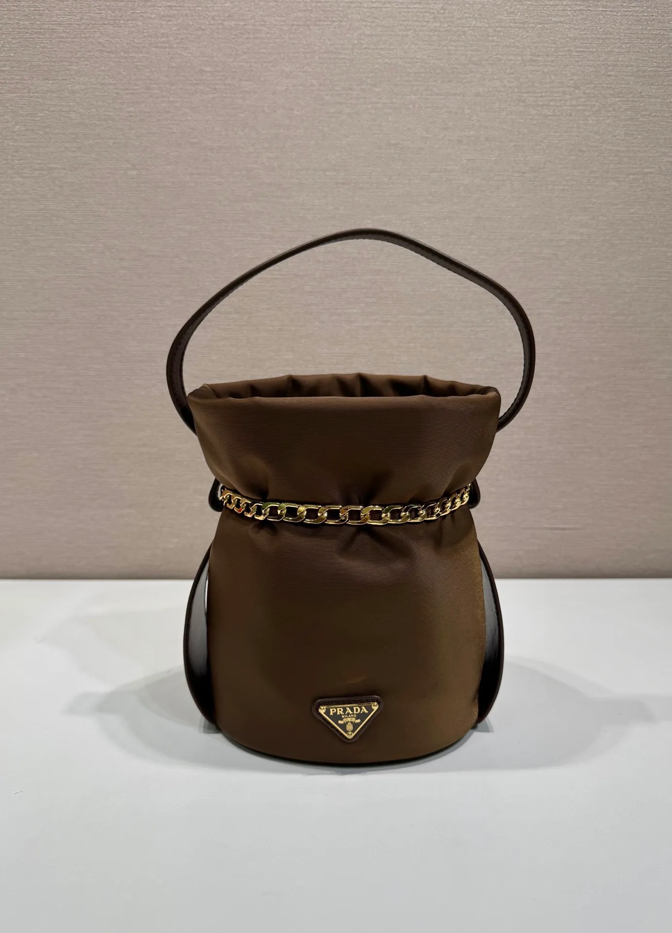 💰1020🎉New catwalk style🎉1BE088 small bucket for fortune🎉🎉 This small bucket for fortune is made of imported nylon fabric and imported calfskin, with a unique design of lined nylon, top-grade hardware, and large capacity space. When I go out, I wear Qin’s most versatile bag. The upper body effect is very fashionable and good-looking😘It’s so beautiful. It’s a small bucket for making wishes and getting rich that is recognized by internet celebrities👍👍Babies, it’s worth owning, so hurry up and get it🎉🎉