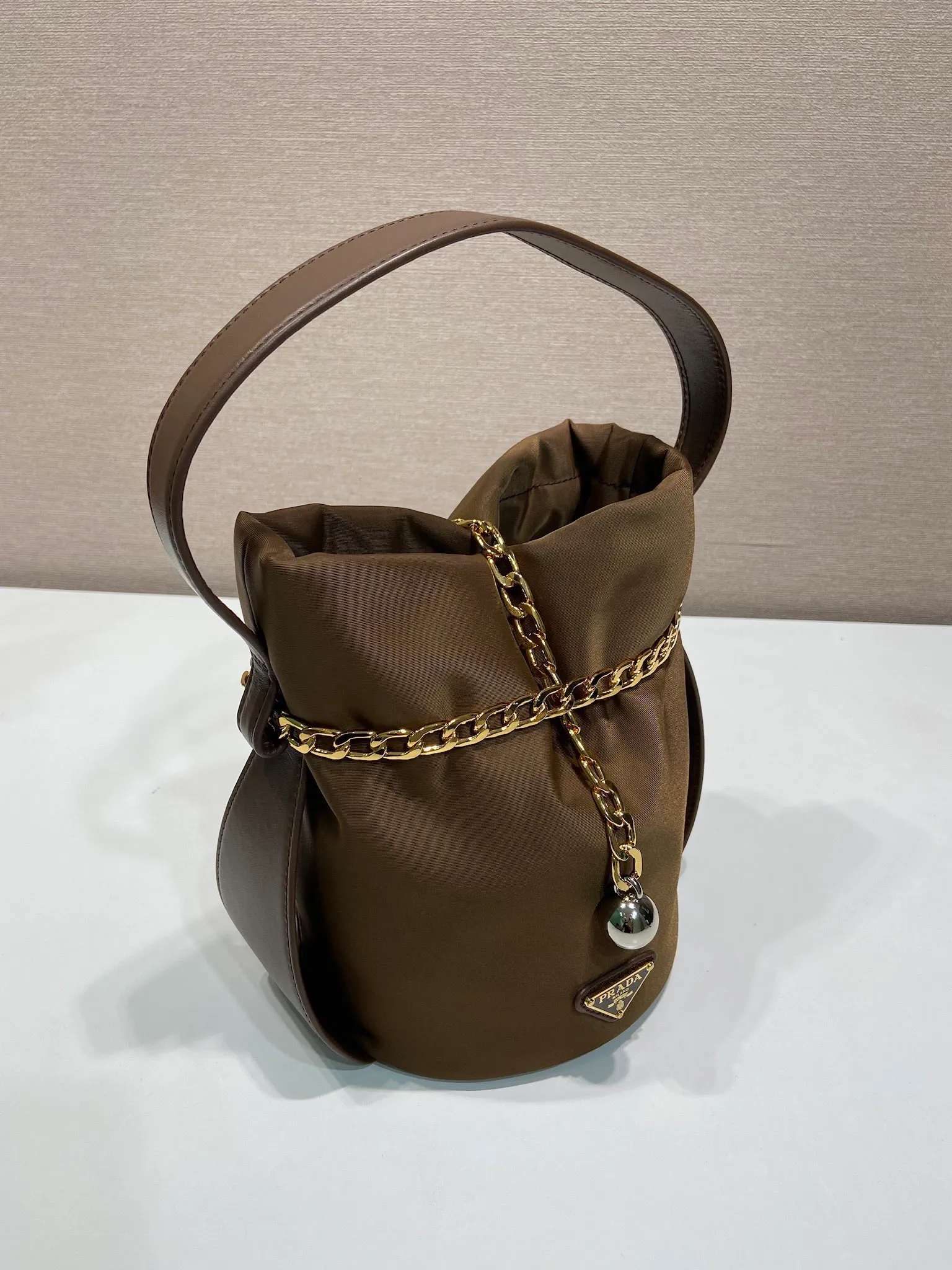 💰1020🎉New catwalk style🎉1BE088 small bucket for fortune🎉🎉 This small bucket for fortune is made of imported nylon fabric and imported calfskin, with a unique design of lined nylon, top-grade hardware, and large capacity space. When I go out, I wear Qin’s most versatile bag. The upper body effect is very fashionable and good-looking😘It’s so beautiful. It’s a small bucket for making wishes and getting rich that is recognized by internet celebrities👍👍Babies, it’s worth owning, so hurry up and get it🎉🎉