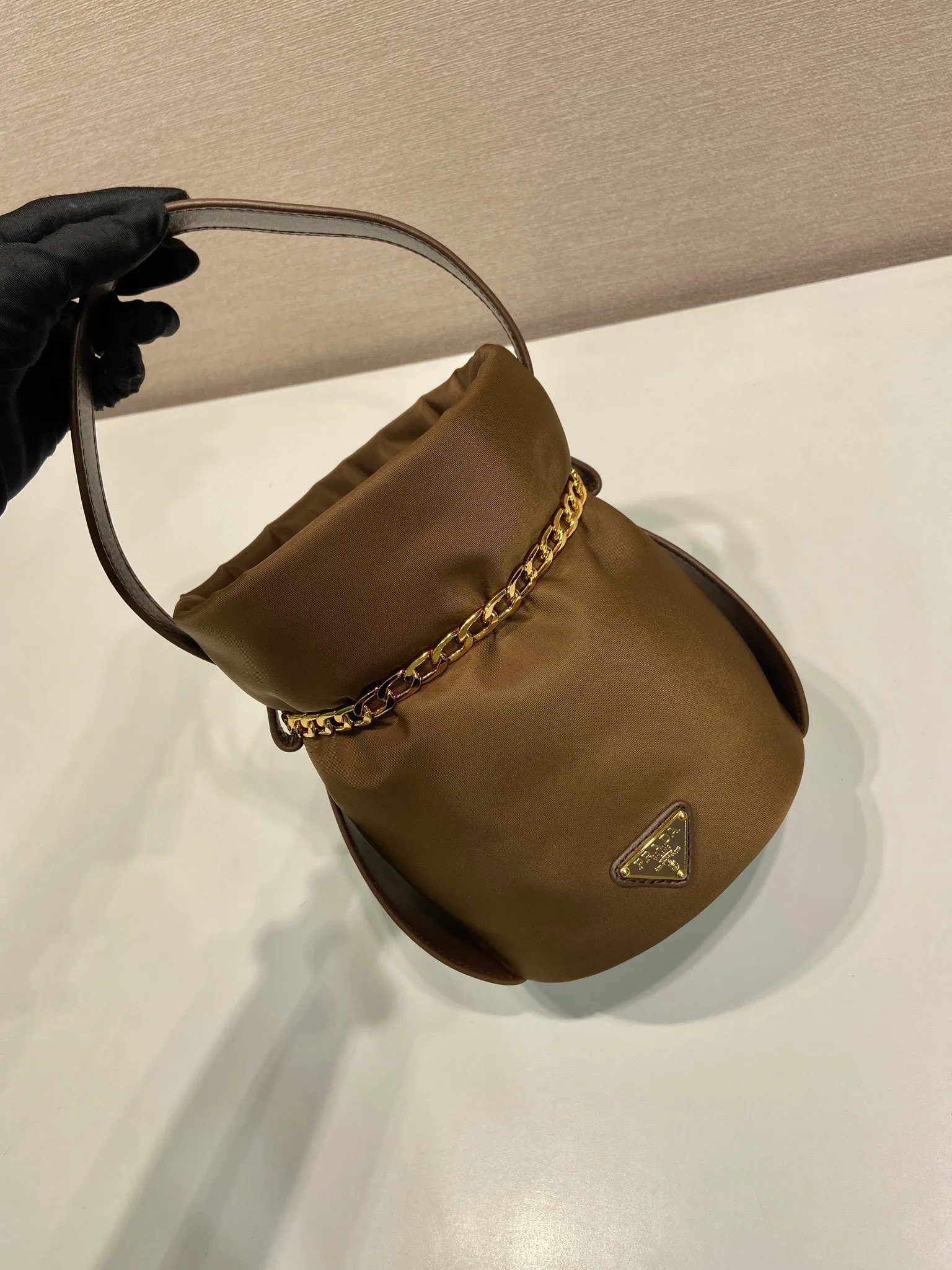 💰1020🎉New catwalk style🎉1BE088 small bucket for fortune🎉🎉 This small bucket for fortune is made of imported nylon fabric and imported calfskin, with a unique design of lined nylon, top-grade hardware, and large capacity space. When I go out, I wear Qin’s most versatile bag. The upper body effect is very fashionable and good-looking😘It’s so beautiful. It’s a small bucket for making wishes and getting rich that is recognized by internet celebrities👍👍Babies, it’s worth owning, so hurry up and get it🎉🎉