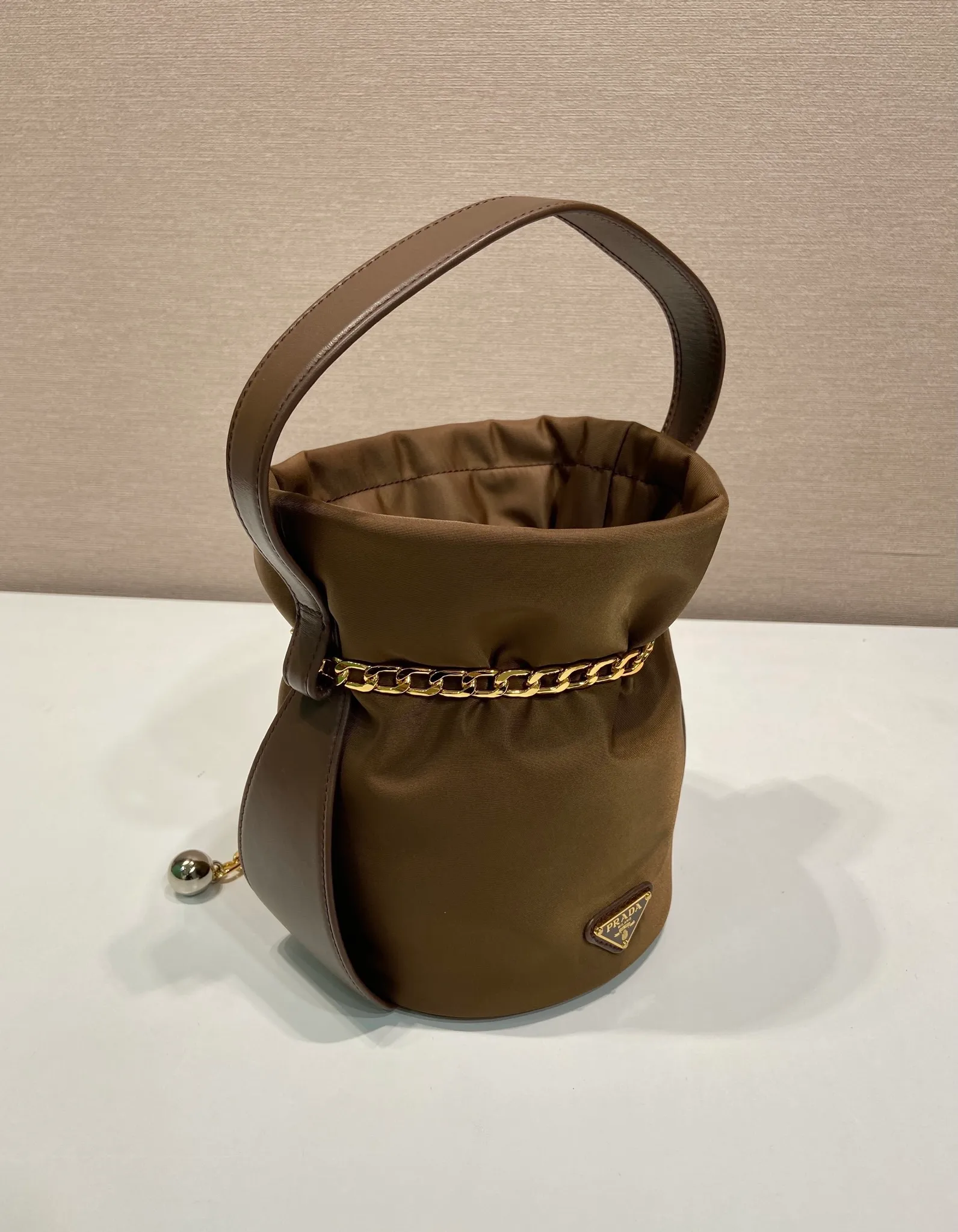 💰1020🎉New catwalk style🎉1BE088 small bucket for fortune🎉🎉 This small bucket for fortune is made of imported nylon fabric and imported calfskin, with a unique design of lined nylon, top-grade hardware, and large capacity space. When I go out, I wear Qin’s most versatile bag. The upper body effect is very fashionable and good-looking😘It’s so beautiful. It’s a small bucket for making wishes and getting rich that is recognized by internet celebrities👍👍Babies, it’s worth owning, so hurry up and get it🎉🎉