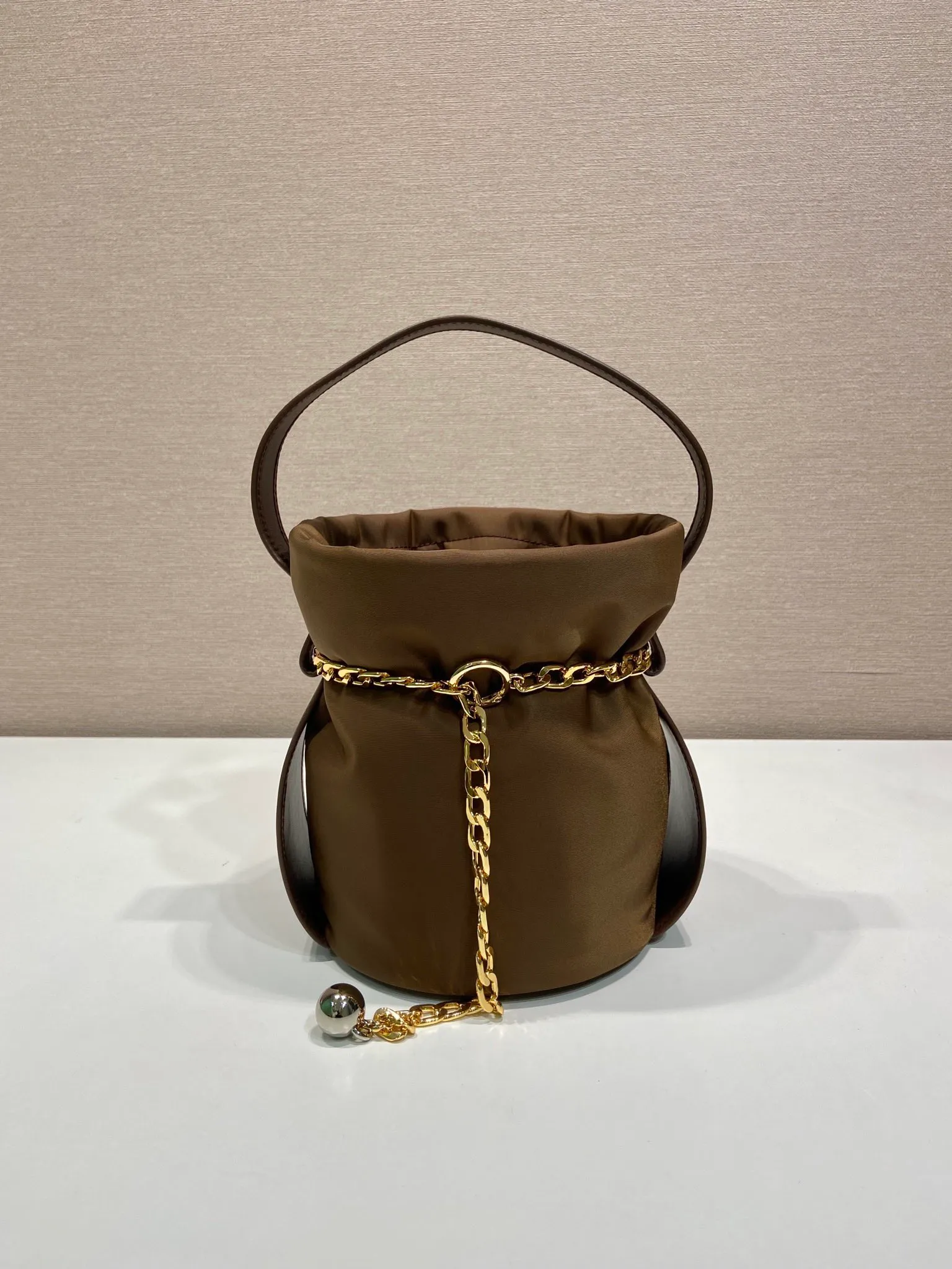 💰1020🎉New catwalk style🎉1BE088 small bucket for fortune🎉🎉 This small bucket for fortune is made of imported nylon fabric and imported calfskin, with a unique design of lined nylon, top-grade hardware, and large capacity space. When I go out, I wear Qin’s most versatile bag. The upper body effect is very fashionable and good-looking😘It’s so beautiful. It’s a small bucket for making wishes and getting rich that is recognized by internet celebrities👍👍Babies, it’s worth owning, so hurry up and get it🎉🎉
