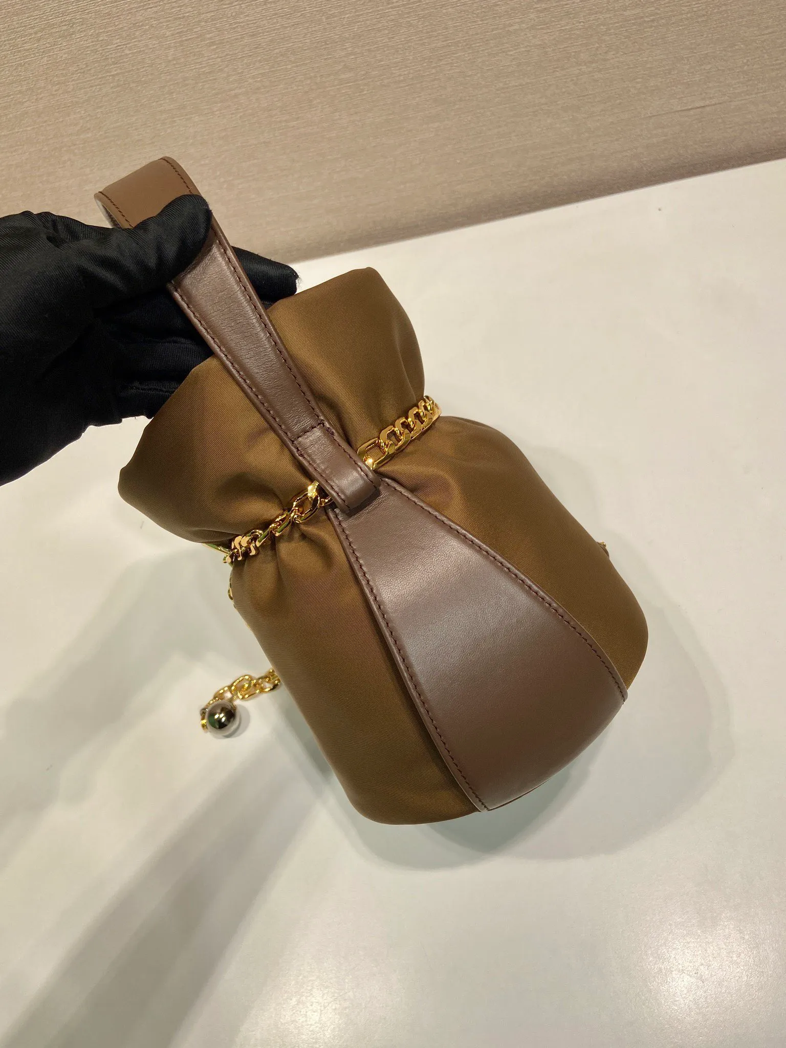 💰1020🎉New catwalk style🎉1BE088 small bucket for fortune🎉🎉 This small bucket for fortune is made of imported nylon fabric and imported calfskin, with a unique design of lined nylon, top-grade hardware, and large capacity space. When I go out, I wear Qin’s most versatile bag. The upper body effect is very fashionable and good-looking😘It’s so beautiful. It’s a small bucket for making wishes and getting rich that is recognized by internet celebrities👍👍Babies, it’s worth owning, so hurry up and get it🎉🎉