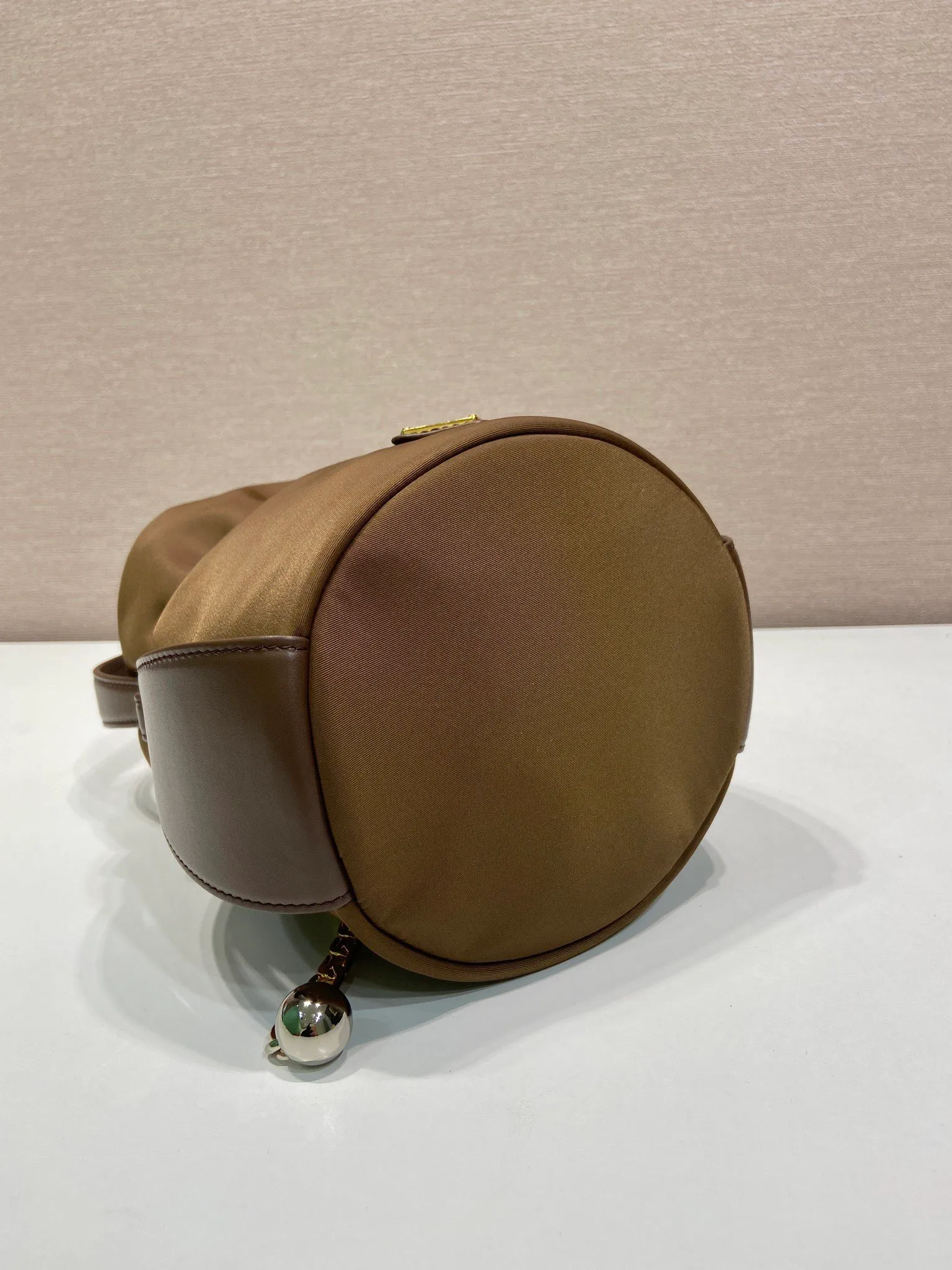 💰1020🎉New catwalk style🎉1BE088 small bucket for fortune🎉🎉 This small bucket for fortune is made of imported nylon fabric and imported calfskin, with a unique design of lined nylon, top-grade hardware, and large capacity space. When I go out, I wear Qin’s most versatile bag. The upper body effect is very fashionable and good-looking😘It’s so beautiful. It’s a small bucket for making wishes and getting rich that is recognized by internet celebrities👍👍Babies, it’s worth owning, so hurry up and get it🎉🎉