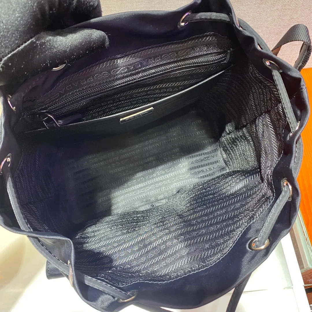 💰960, P Jiachui classic backpack, upgraded version small size 1BZ677, small size 🙊🙊top quality, made of imported parachute fabric + cross-grain cowhide + top-grade hardware, light and practical, fashionable + never out of date, hurry up and get it, length 28x height 23.5x bottom 12cm
