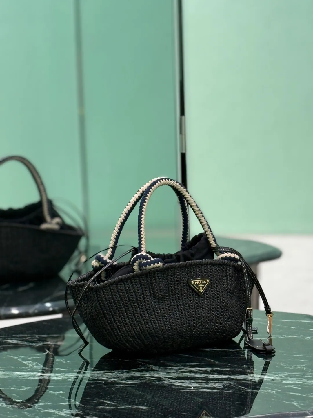 💰1500🌟Knitted vegetable basket🧺 This handmade crochet bag exudes a sense of freedom and retro. The exquisite crochet craftsmanship speaks of exquisite craftsmanship and attention to detail. Cotton rope handle, removable leather pendant Metal hardware Enameled metal triangle logo on the front Removable bag and drawstring inside Dimensions: 26×14×11cm Style number: 1BA463