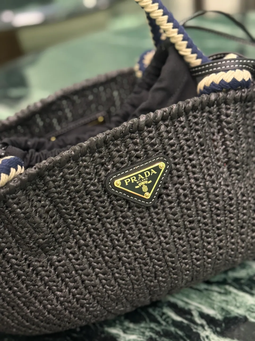 💰1500🌟Knitted vegetable basket🧺 This handmade crochet bag exudes a sense of freedom and retro. The exquisite crochet craftsmanship speaks of exquisite craftsmanship and attention to detail. Cotton rope handle, removable leather pendant Metal hardware Enameled metal triangle logo on the front Removable bag and drawstring inside Dimensions: 26×14×11cm Style number: 1BA463