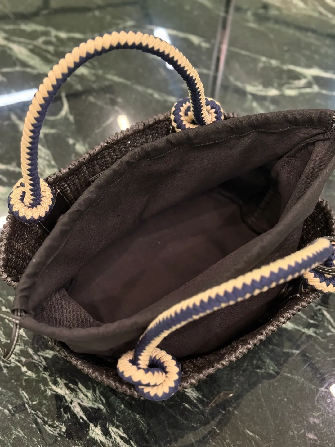 💰1500🌟Knitted vegetable basket🧺 This handmade crochet bag exudes a sense of freedom and retro. The exquisite crochet craftsmanship speaks of exquisite craftsmanship and attention to detail. Cotton rope handle, removable leather pendant Metal hardware Enameled metal triangle logo on the front Removable bag and drawstring inside Dimensions: 26×14×11cm Style number: 1BA463
