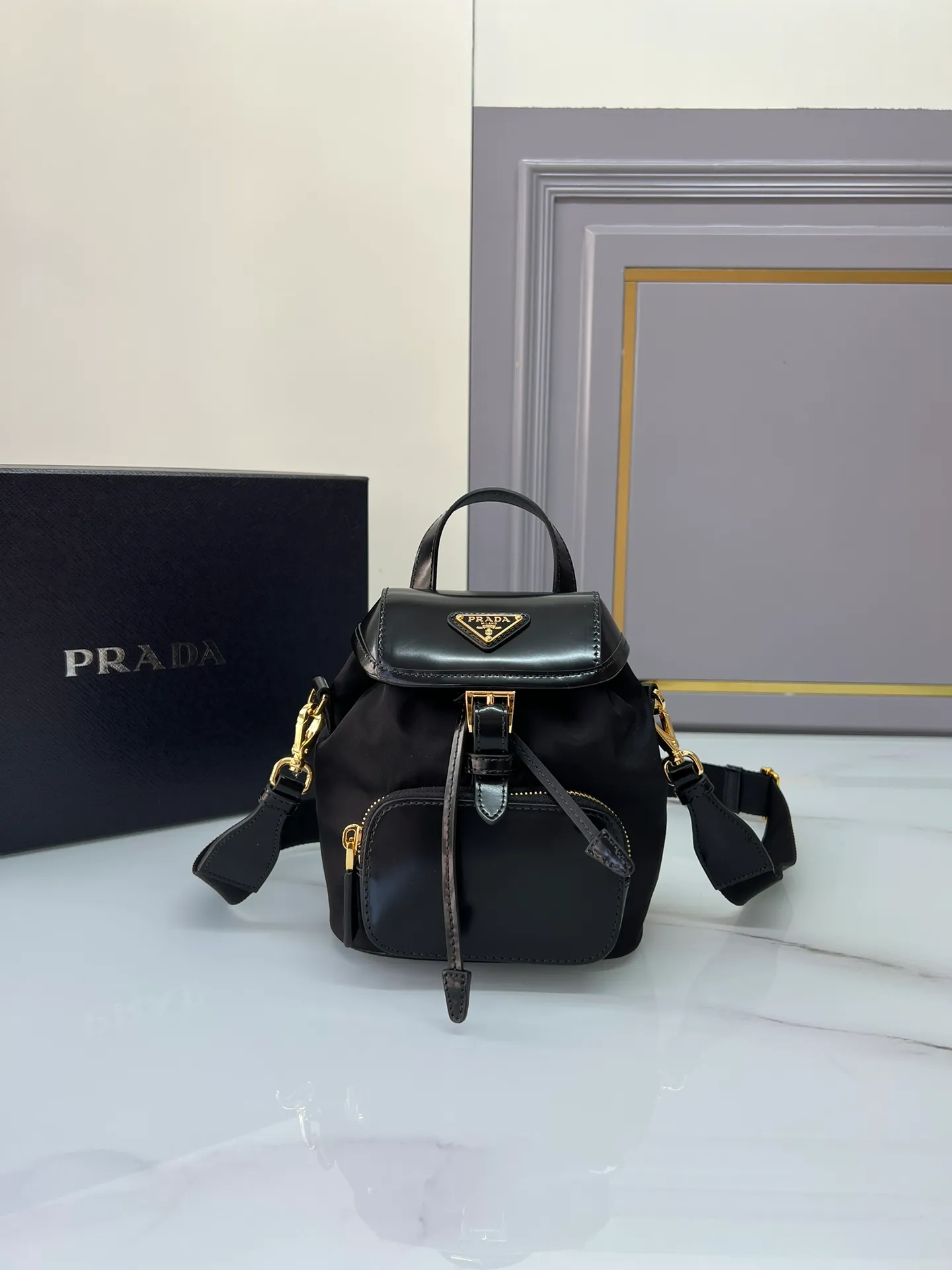 💰1120🎉New shoulder mini🎉1BZ075 mini🎉🎉 This shoulder bag combines several elements, imported nylon fabric and glossy cowhide🎉Top metal hardware accessories. Elegant and versatile, it features an exterior zip pocket and is embellished with the signature enameled triangle metal logo. Another shoulder bag that never goes out of style. beauties. Hurry up and get it🎉🎉Length 16x Height 18x ​​Bottom 10.5cm🎉🎉👏👏🎁
