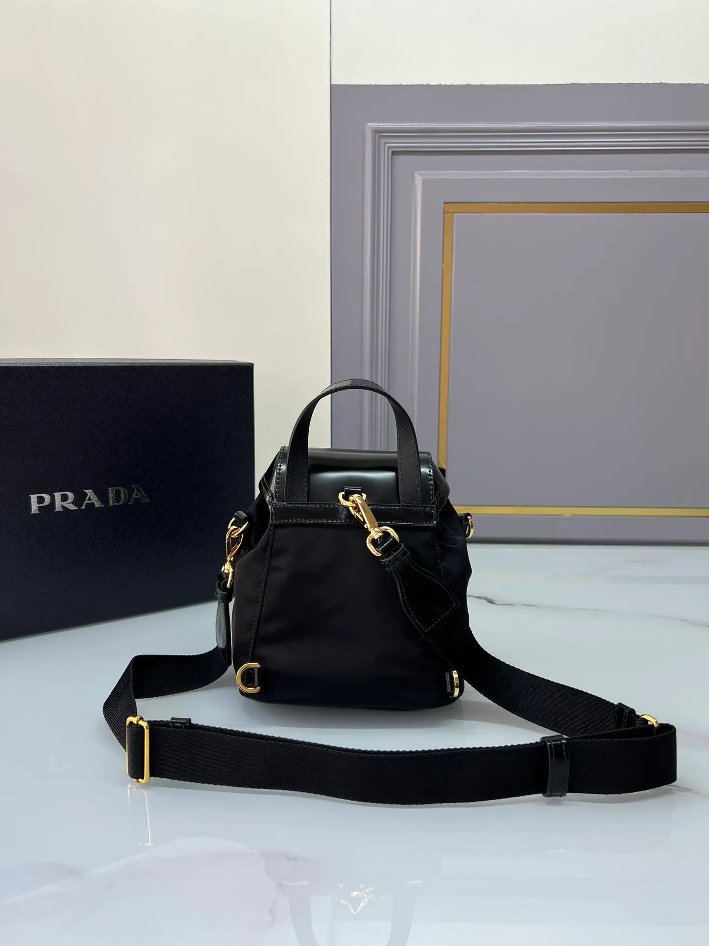 💰1120🎉New shoulder mini🎉1BZ075 mini🎉🎉 This shoulder bag combines several elements, imported nylon fabric and glossy cowhide🎉Top metal hardware accessories. Elegant and versatile, it features an exterior zip pocket and is embellished with the signature enameled triangle metal logo. Another shoulder bag that never goes out of style. beauties. Hurry up and get it🎉🎉Length 16x Height 18x ​​Bottom 10.5cm🎉🎉👏👏🎁
