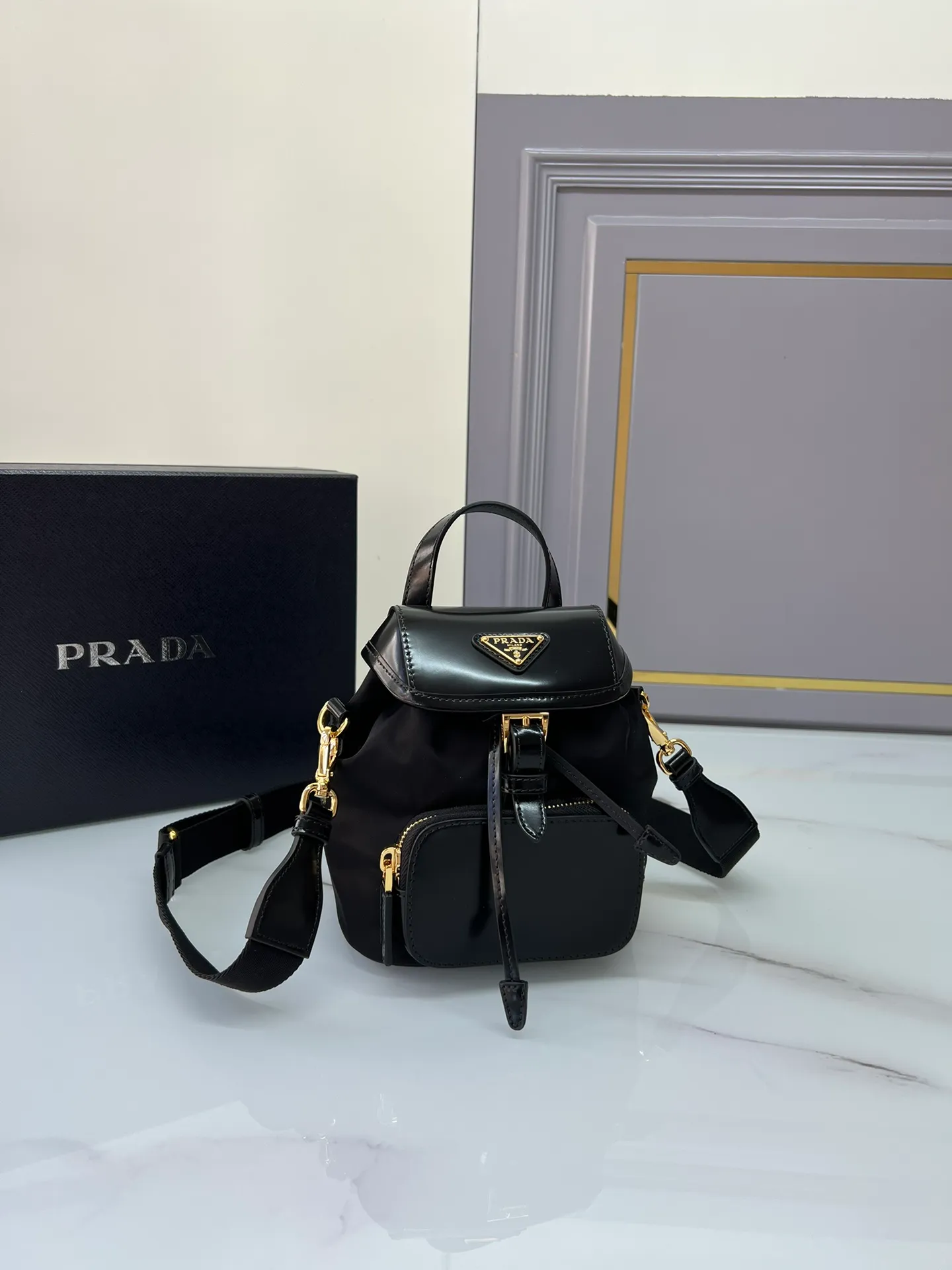 💰1120🎉New shoulder mini🎉1BZ075 mini🎉🎉 This shoulder bag combines several elements, imported nylon fabric and glossy cowhide🎉Top metal hardware accessories. Elegant and versatile, it features an exterior zip pocket and is embellished with the signature enameled triangle metal logo. Another shoulder bag that never goes out of style. beauties. Hurry up and get it🎉🎉Length 16x Height 18x ​​Bottom 10.5cm🎉🎉👏👏🎁