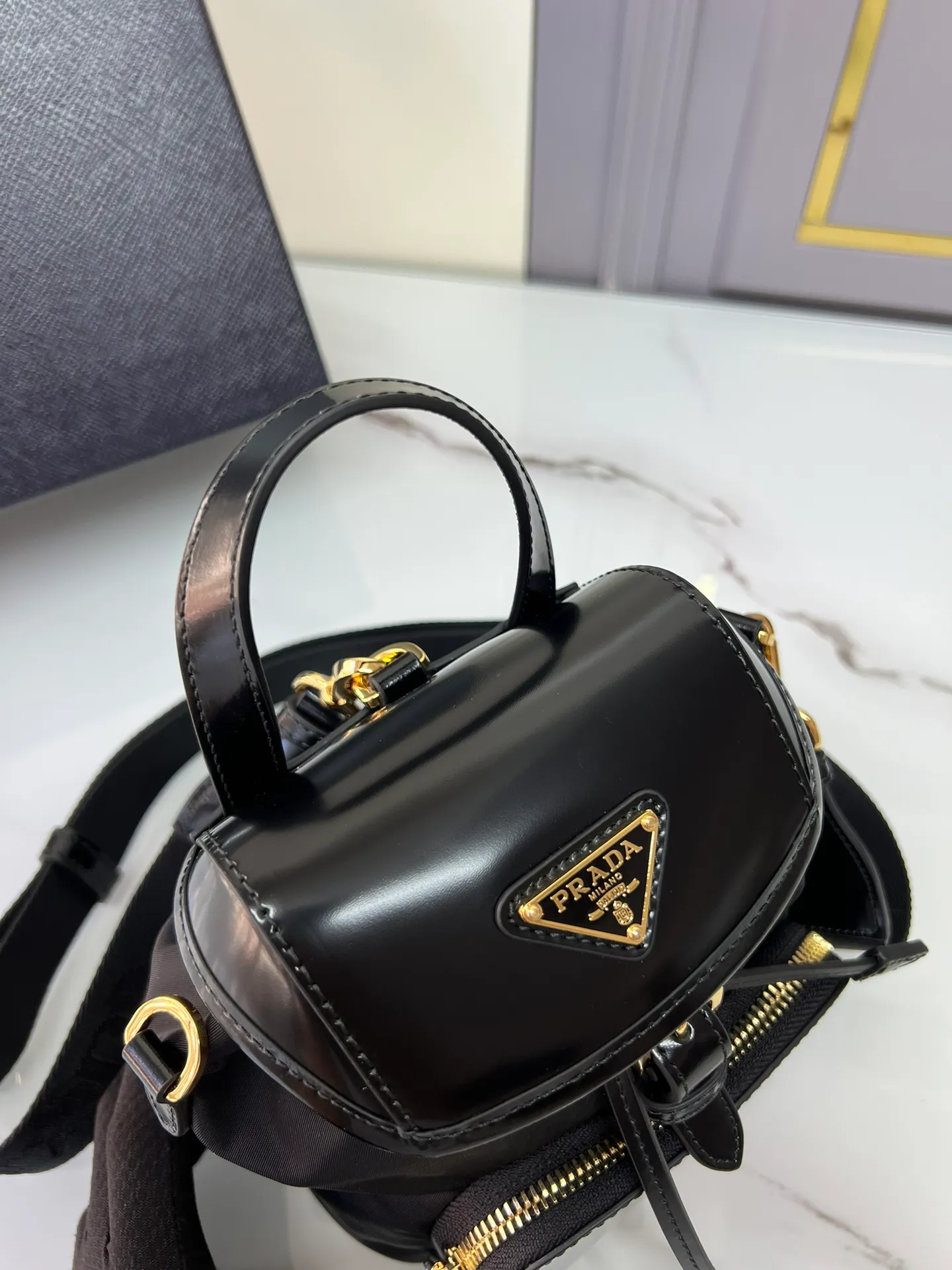 💰1120🎉New shoulder mini🎉1BZ075 mini🎉🎉 This shoulder bag combines several elements, imported nylon fabric and glossy cowhide🎉Top metal hardware accessories. Elegant and versatile, it features an exterior zip pocket and is embellished with the signature enameled triangle metal logo. Another shoulder bag that never goes out of style. beauties. Hurry up and get it🎉🎉Length 16x Height 18x ​​Bottom 10.5cm🎉🎉👏👏🎁