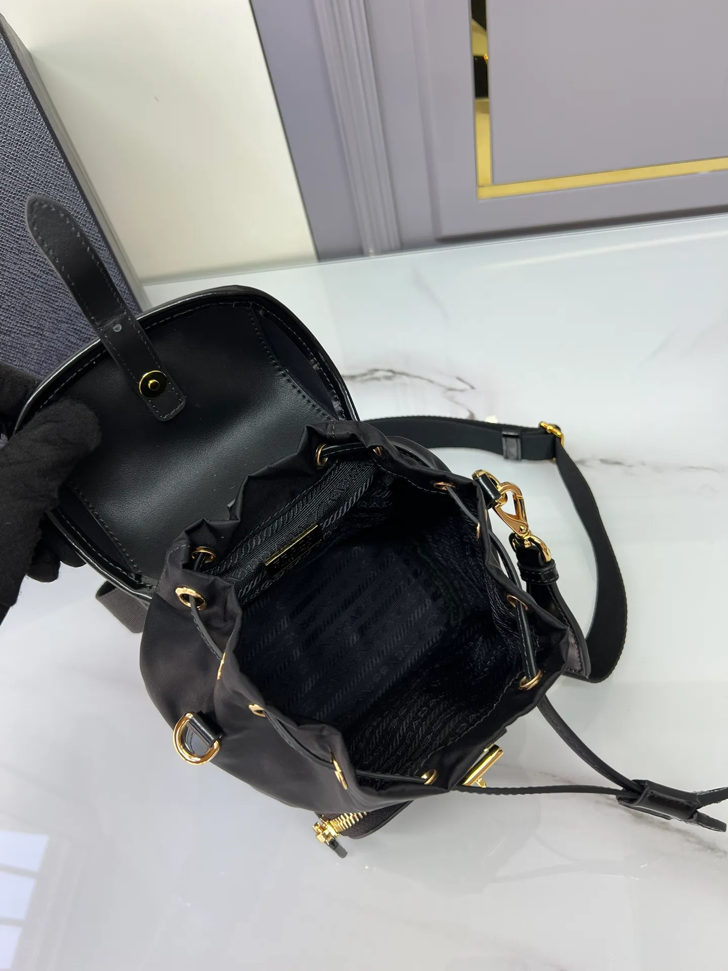 💰1120🎉New shoulder mini🎉1BZ075 mini🎉🎉 This shoulder bag combines several elements, imported nylon fabric and glossy cowhide🎉Top metal hardware accessories. Elegant and versatile, it features an exterior zip pocket and is embellished with the signature enameled triangle metal logo. Another shoulder bag that never goes out of style. beauties. Hurry up and get it🎉🎉Length 16x Height 18x ​​Bottom 10.5cm🎉🎉👏👏🎁