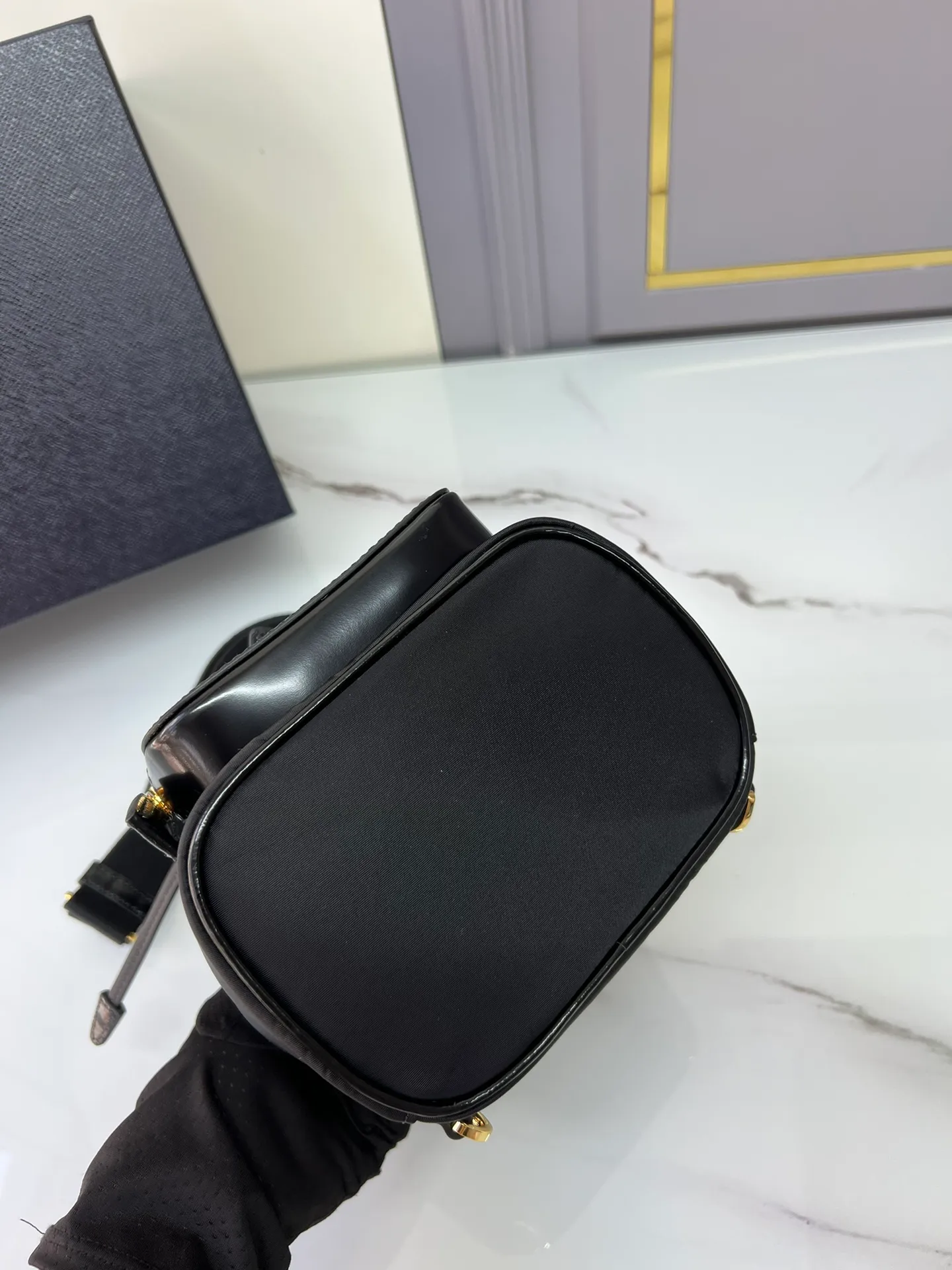 💰1120🎉New shoulder mini🎉1BZ075 mini🎉🎉 This shoulder bag combines several elements, imported nylon fabric and glossy cowhide🎉Top metal hardware accessories. Elegant and versatile, it features an exterior zip pocket and is embellished with the signature enameled triangle metal logo. Another shoulder bag that never goes out of style. beauties. Hurry up and get it🎉🎉Length 16x Height 18x ​​Bottom 10.5cm🎉🎉👏👏🎁