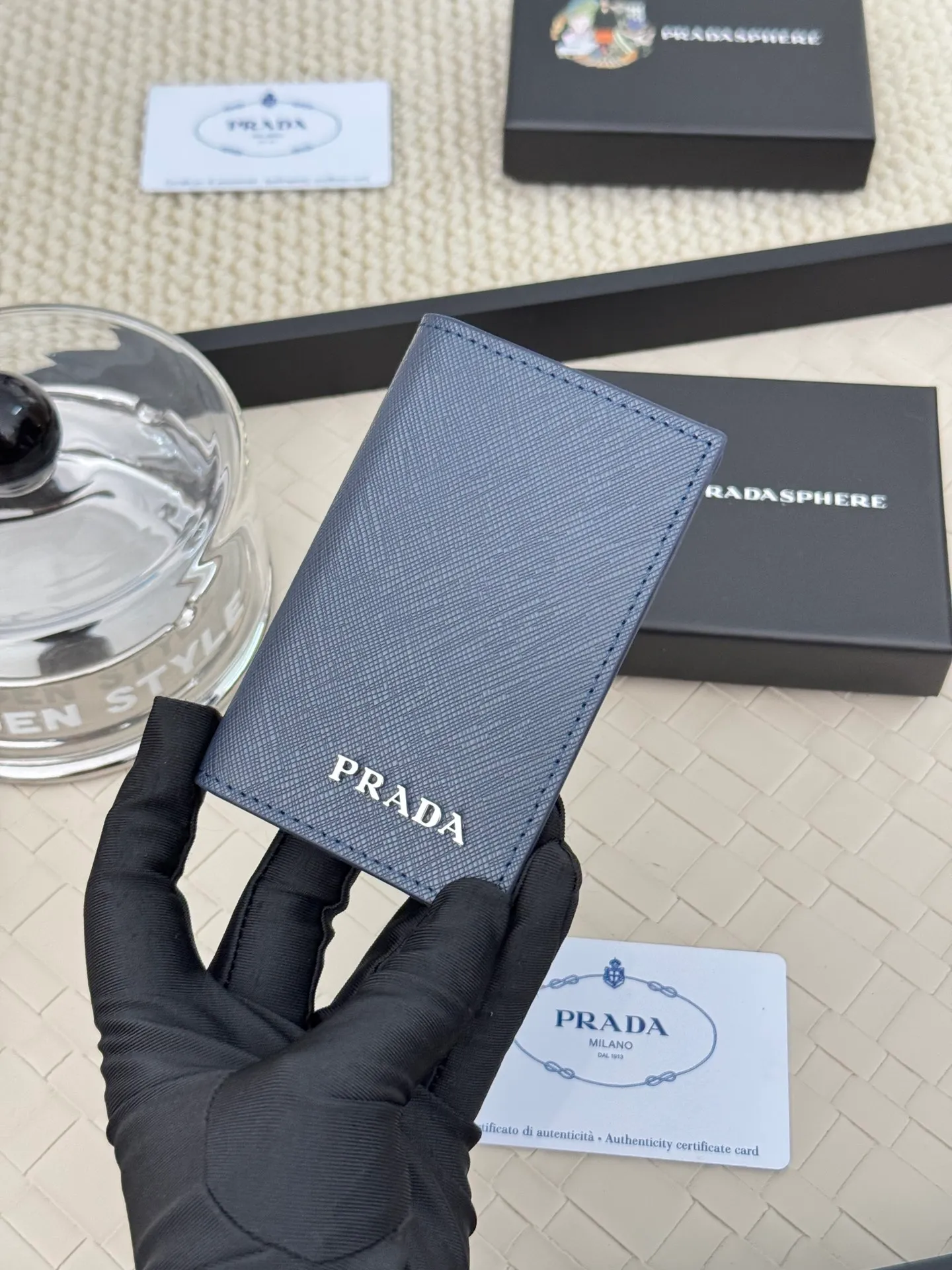 💰120 prada cross pattern unisex card holder, can be placed in pockets, bags, and can be held in hand, made of cross pattern imported calfskin, pocket card holder, can hold change, 6 card slots, simple and elegant fashion trend. Model 2MC101, color as shown in the picture, size 11×7cm,