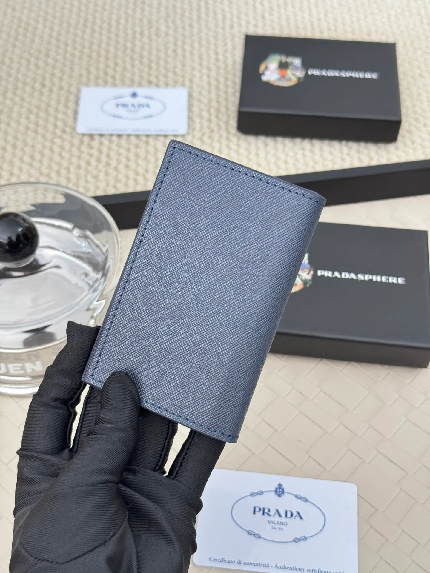 💰120 prada cross pattern unisex card holder, can be placed in pockets, bags, and can be held in hand, made of cross pattern imported calfskin, pocket card holder, can hold change, 6 card slots, simple and elegant fashion trend. Model 2MC101, color as shown in the picture, size 11×7cm,