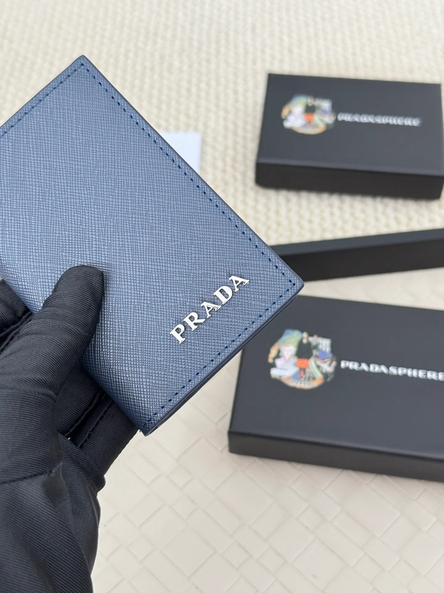 💰120 prada cross pattern unisex card holder, can be placed in pockets, bags, and can be held in hand, made of cross pattern imported calfskin, pocket card holder, can hold change, 6 card slots, simple and elegant fashion trend. Model 2MC101, color as shown in the picture, size 11×7cm,