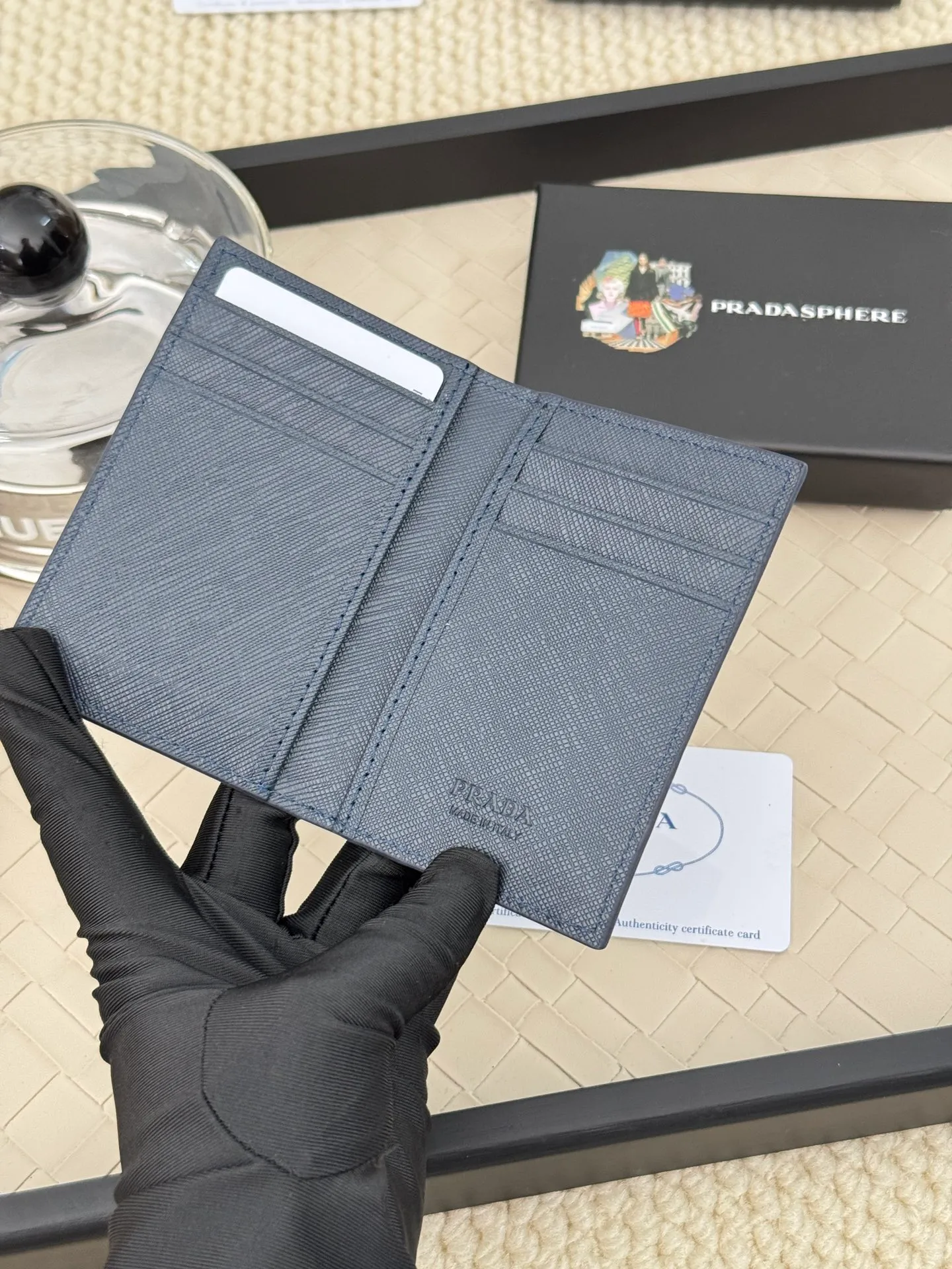💰120 prada cross pattern unisex card holder, can be placed in pockets, bags, and can be held in hand, made of cross pattern imported calfskin, pocket card holder, can hold change, 6 card slots, simple and elegant fashion trend. Model 2MC101, color as shown in the picture, size 11×7cm,
