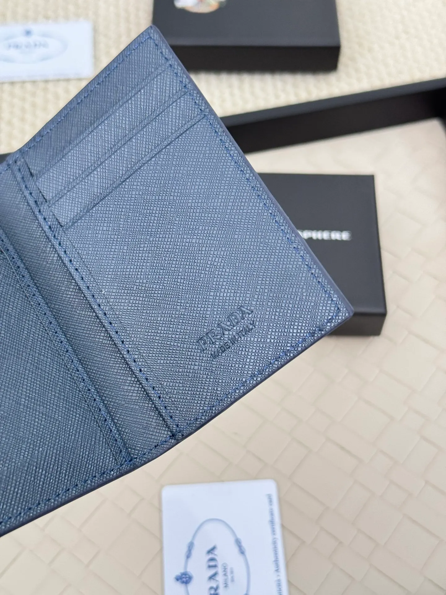 💰120 prada cross pattern unisex card holder, can be placed in pockets, bags, and can be held in hand, made of cross pattern imported calfskin, pocket card holder, can hold change, 6 card slots, simple and elegant fashion trend. Model 2MC101, color as shown in the picture, size 11×7cm,