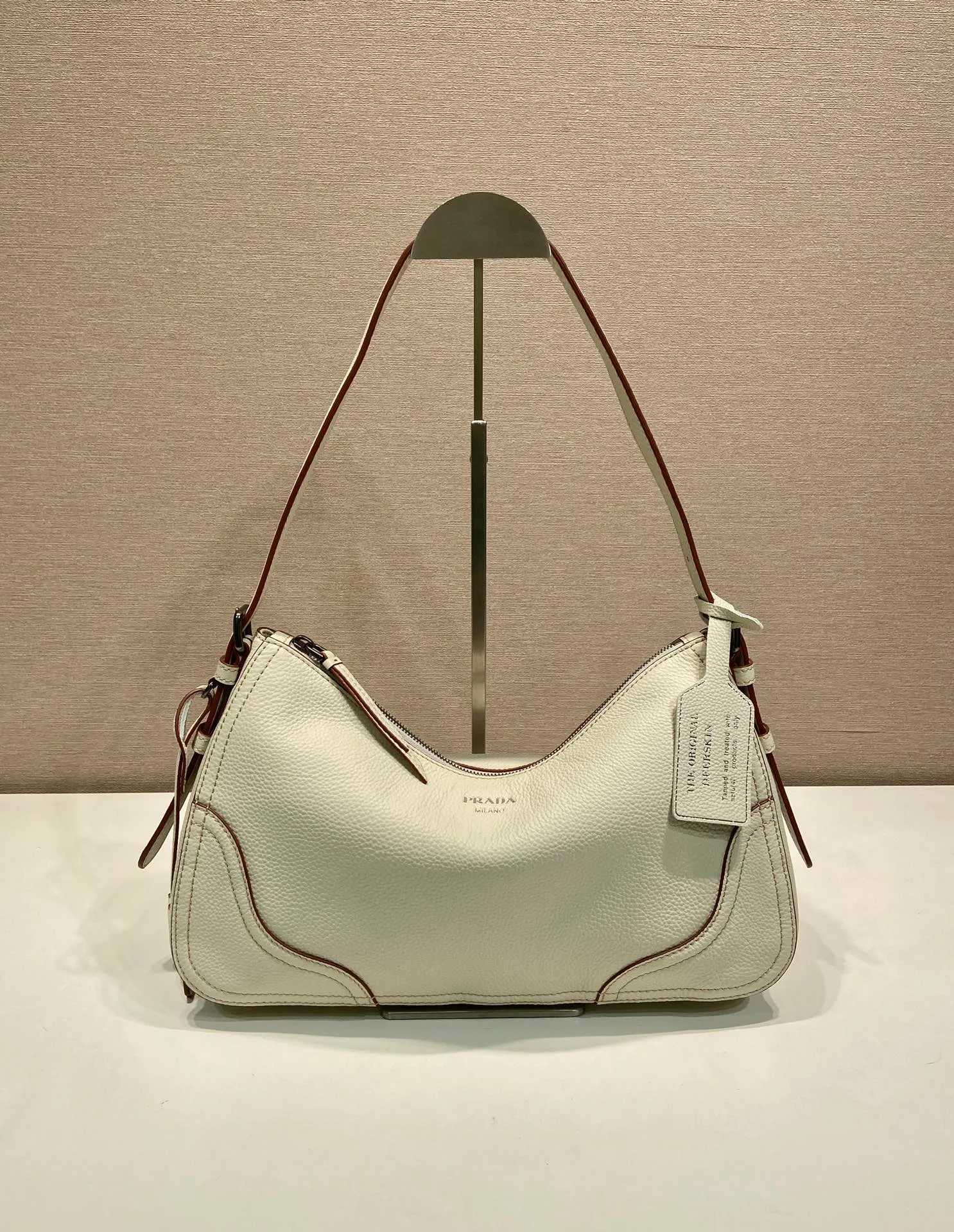💰1760🎉New🎉1BC280🎉🎉 This new interpretation of the iconic Aimée bag celebrates the P family’s heritage with a design reminiscent of a travel theme. The unique hobo silhouette adds a new element, as the leather is richly textured and exhibits fine, irregular textures for a natural and refined effect. Reinforced corners inspired by travel bags highlight the craftsmanship and timeless character of this style. Detachable keychain/hot tag with large capacity and a popular style that will never go out of style🎉🎉Babies, hurry up and get it🎉🎉 Length 36x Height 20x Bottom 11cm🎉🎉💰💰💰