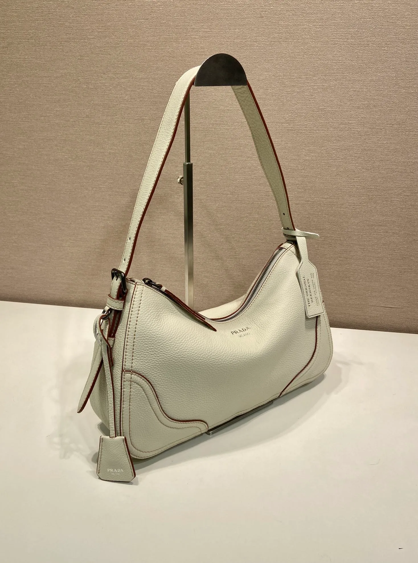 💰1760🎉New🎉1BC280🎉🎉 This new interpretation of the iconic Aimée bag celebrates the P family’s heritage with a design reminiscent of a travel theme. The unique hobo silhouette adds a new element, as the leather is richly textured and exhibits fine, irregular textures for a natural and refined effect. Reinforced corners inspired by travel bags highlight the craftsmanship and timeless character of this style. Detachable keychain/hot tag with large capacity and a popular style that will never go out of style🎉🎉Babies, hurry up and get it🎉🎉 Length 36x Height 20x Bottom 11cm🎉🎉💰💰💰
