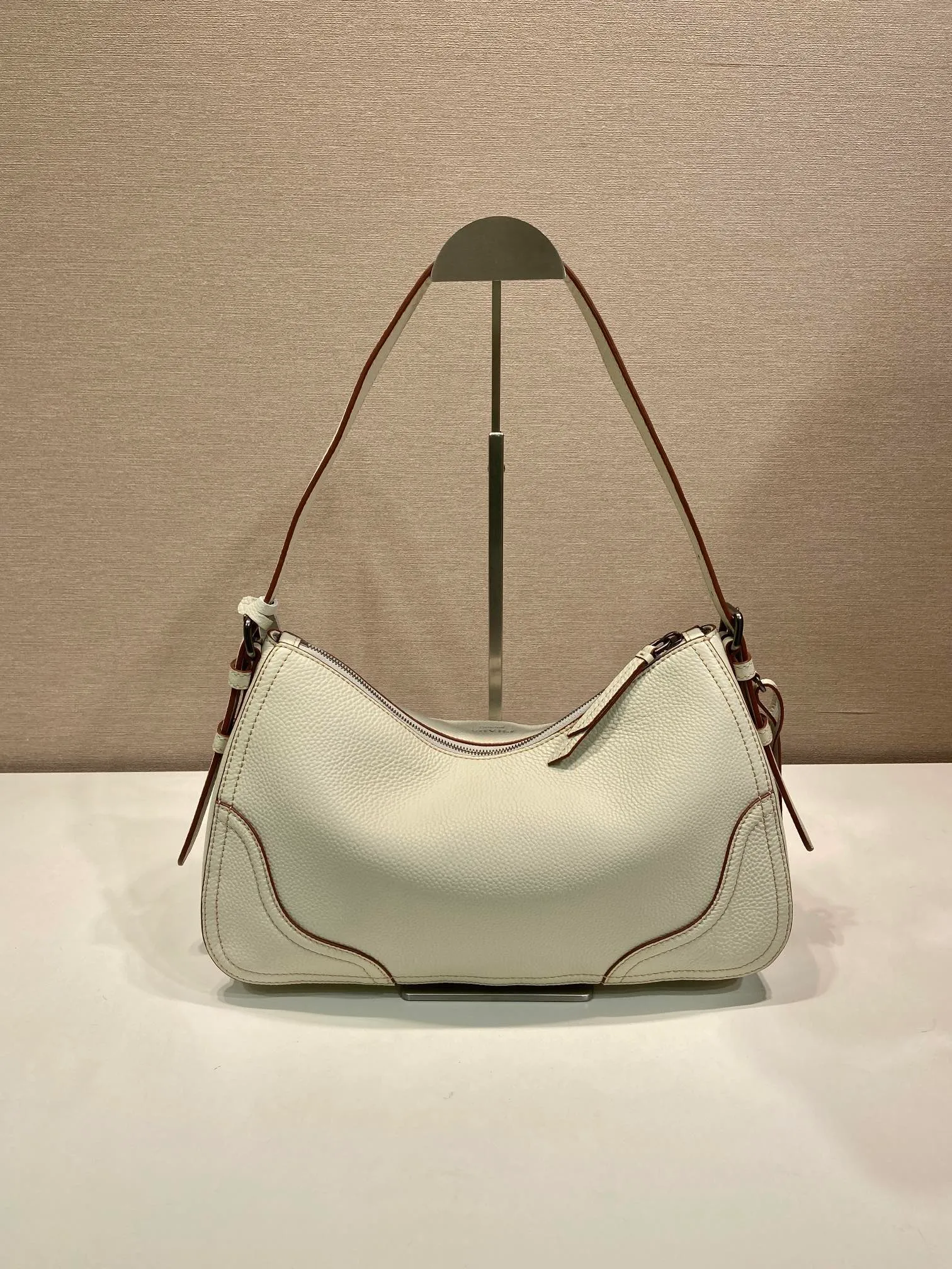 💰1760🎉New🎉1BC280🎉🎉 This new interpretation of the iconic Aimée bag celebrates the P family’s heritage with a design reminiscent of a travel theme. The unique hobo silhouette adds a new element, as the leather is richly textured and exhibits fine, irregular textures for a natural and refined effect. Reinforced corners inspired by travel bags highlight the craftsmanship and timeless character of this style. Detachable keychain/hot tag with large capacity and a popular style that will never go out of style🎉🎉Babies, hurry up and get it🎉🎉 Length 36x Height 20x Bottom 11cm🎉🎉💰💰💰
