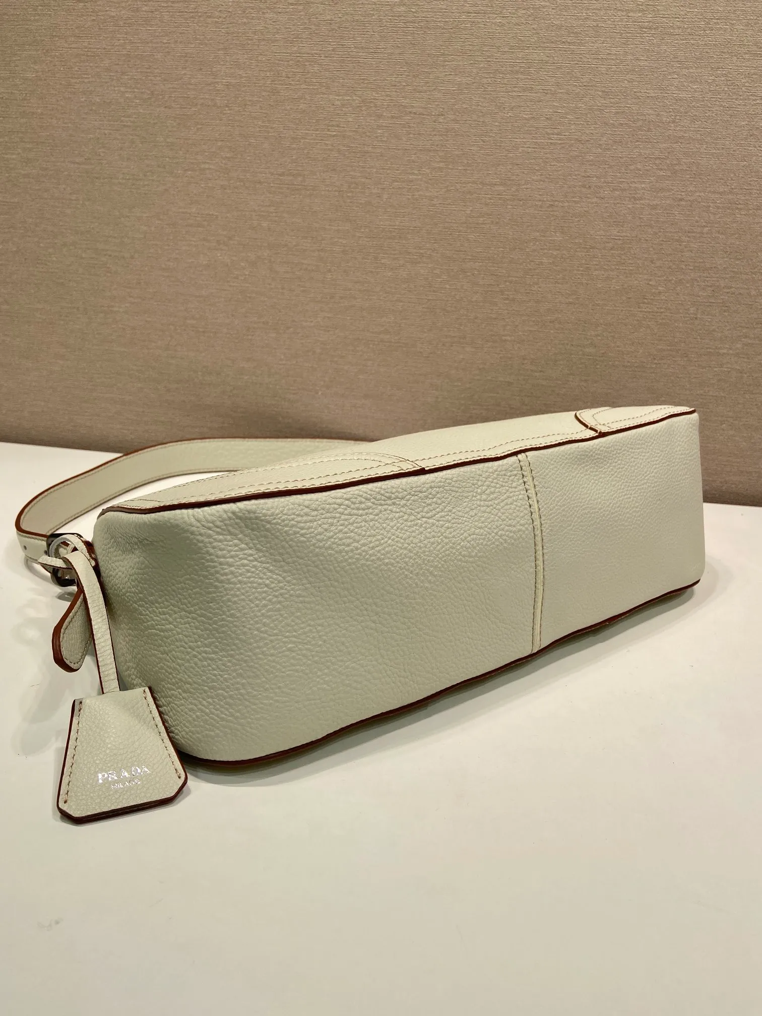 💰1760🎉New🎉1BC280🎉🎉 This new interpretation of the iconic Aimée bag celebrates the P family’s heritage with a design reminiscent of a travel theme. The unique hobo silhouette adds a new element, as the leather is richly textured and exhibits fine, irregular textures for a natural and refined effect. Reinforced corners inspired by travel bags highlight the craftsmanship and timeless character of this style. Detachable keychain/hot tag with large capacity and a popular style that will never go out of style🎉🎉Babies, hurry up and get it🎉🎉 Length 36x Height 20x Bottom 11cm🎉🎉💰💰💰