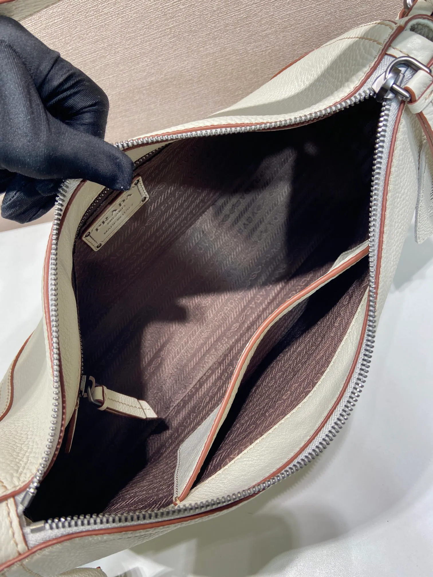 💰1760🎉New🎉1BC280🎉🎉 This new interpretation of the iconic Aimée bag celebrates the P family’s heritage with a design reminiscent of a travel theme. The unique hobo silhouette adds a new element, as the leather is richly textured and exhibits fine, irregular textures for a natural and refined effect. Reinforced corners inspired by travel bags highlight the craftsmanship and timeless character of this style. Detachable keychain/hot tag with large capacity and a popular style that will never go out of style🎉🎉Babies, hurry up and get it🎉🎉 Length 36x Height 20x Bottom 11cm🎉🎉💰💰💰