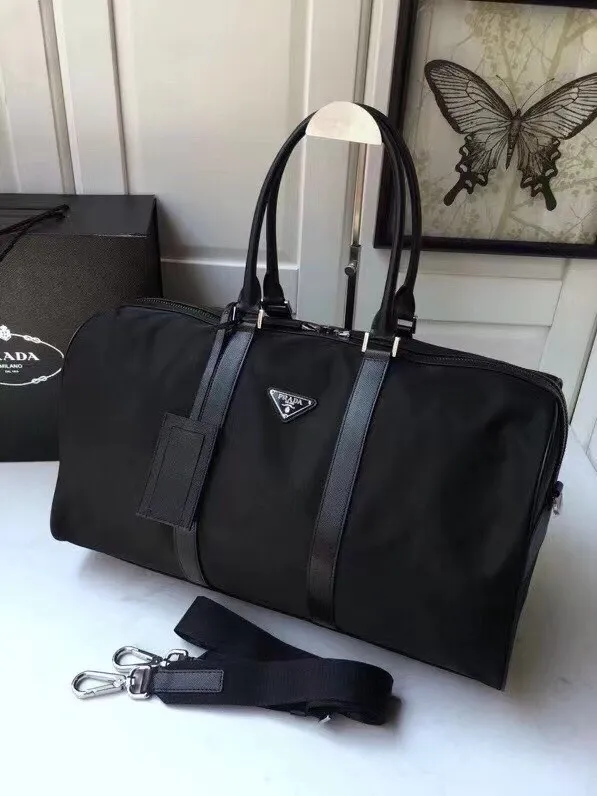 P800¥🔆Classic travel bag🔆1V19S🤙🤙Made of imported parachute fabric👏🏻👏🏻, top-grade hardware🤙🤙This classic travel bag is full of modern design, a timeless classic, and the body of the bag is decorated with the iconic triangular metal logo. Lightweight and practical, a must-have for travel👏🏻👏🏻Length 48x Height 26x Bottom 16.5cm🤙🤙🤙