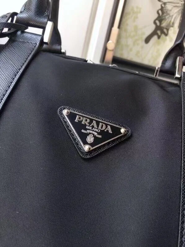 P800¥🔆Classic travel bag🔆1V19S🤙🤙Made of imported parachute fabric👏🏻👏🏻, top-grade hardware🤙🤙This classic travel bag is full of modern design, a timeless classic, and the body of the bag is decorated with the iconic triangular metal logo. Lightweight and practical, a must-have for travel👏🏻👏🏻Length 48x Height 26x Bottom 16.5cm🤙🤙🤙