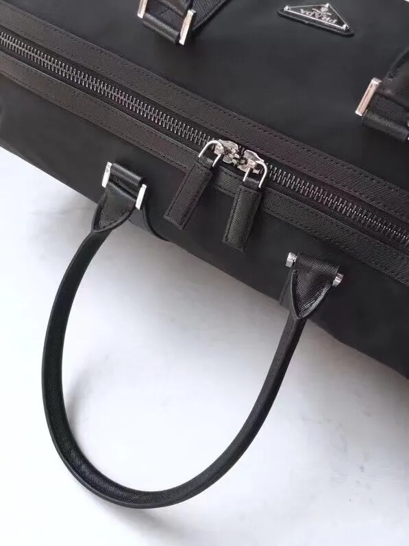 P800¥🔆Classic travel bag🔆1V19S🤙🤙Made of imported parachute fabric👏🏻👏🏻, top-grade hardware🤙🤙This classic travel bag is full of modern design, a timeless classic, and the body of the bag is decorated with the iconic triangular metal logo. Lightweight and practical, a must-have for travel👏🏻👏🏻Length 48x Height 26x Bottom 16.5cm🤙🤙🤙