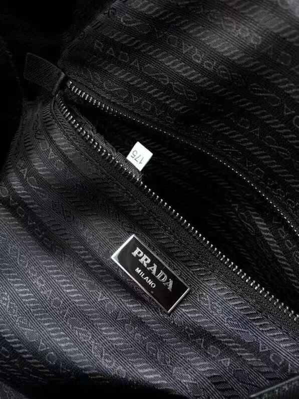 P800¥🔆Classic travel bag🔆1V19S🤙🤙Made of imported parachute fabric👏🏻👏🏻, top-grade hardware🤙🤙This classic travel bag is full of modern design, a timeless classic, and the body of the bag is decorated with the iconic triangular metal logo. Lightweight and practical, a must-have for travel👏🏻👏🏻Length 48x Height 26x Bottom 16.5cm🤙🤙🤙